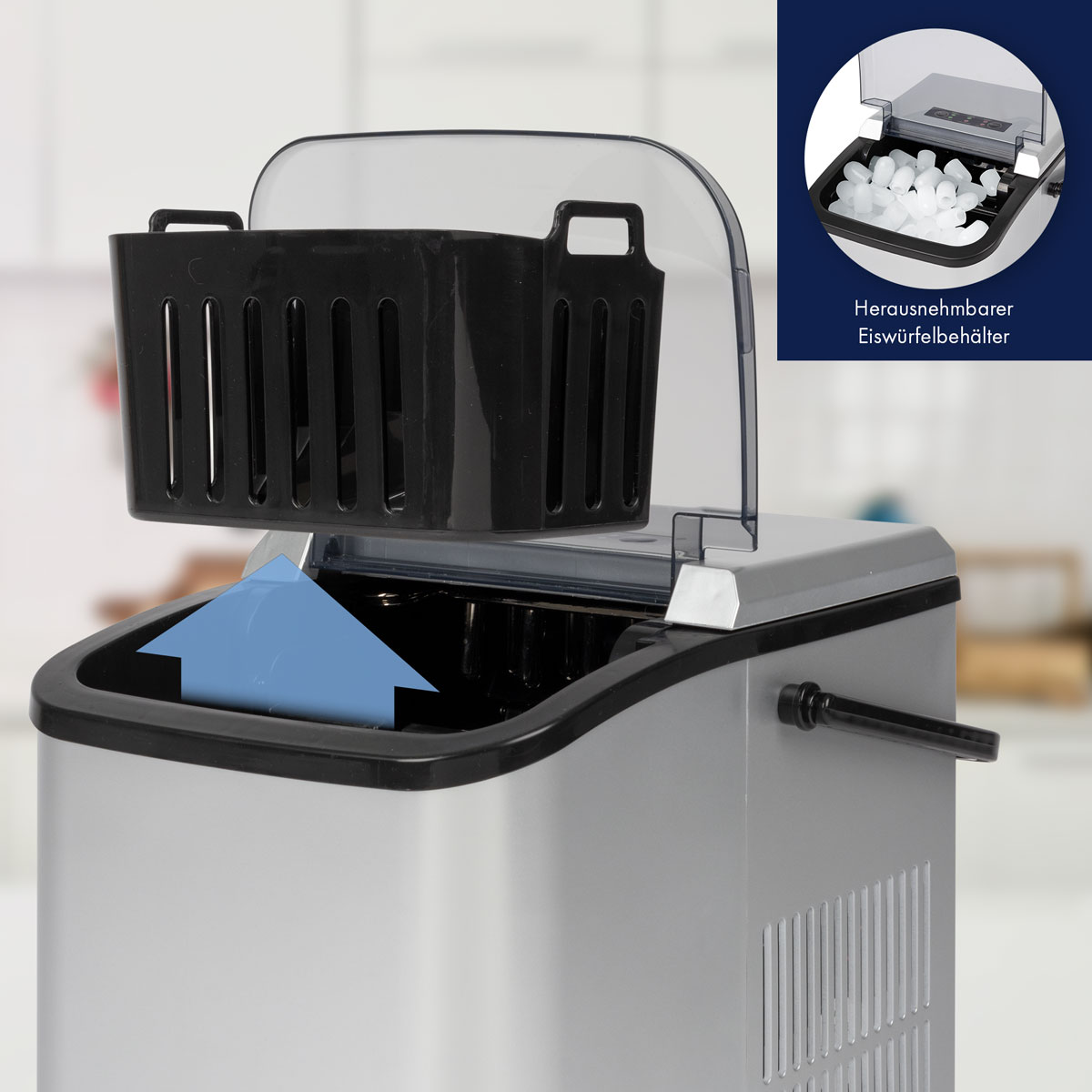 Maszyna do lodu z czarnym koszem i przezroczystą pokrywą. Niebieska strzałka wskazuje kierunek.