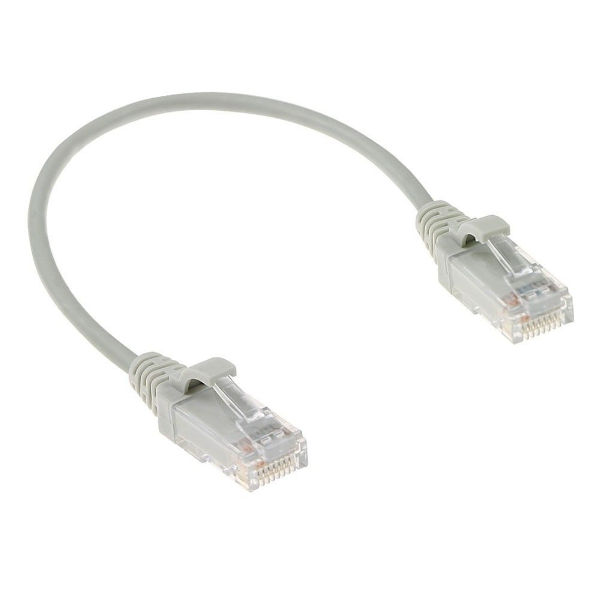 Szary kabel Ethernet z dwoma złączami, połączonymi ze sobą. Kabel jest na białym tle.