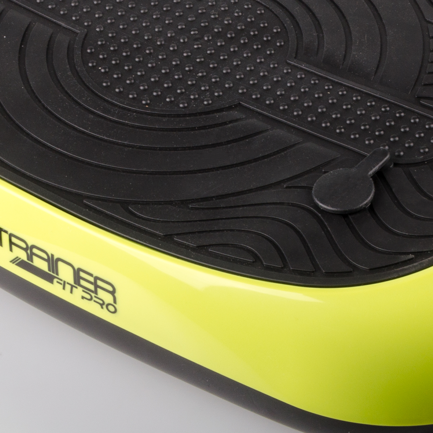 Primer plano de una superficie de máquina de fitness negra y amarilla con el texto 'TRAINER FIT PRO'.