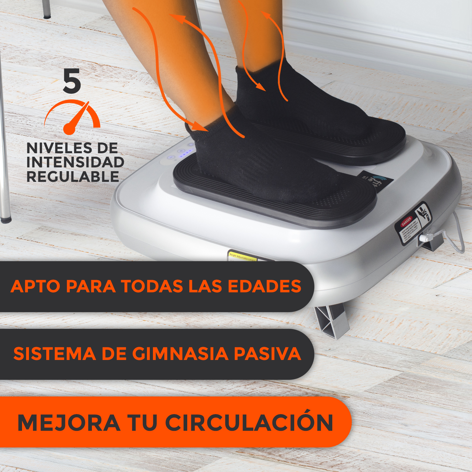 Persona usando máquina de ejercicio pasivo. Piernas en el aparato, flechas naranjas.