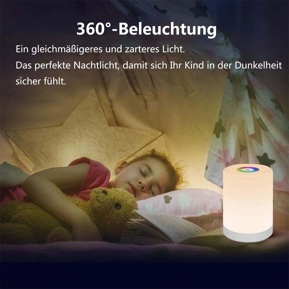 Kind schläft mit Teddybär. Eine Lampe leuchtet. Der Raum hat eine sternförmige Dekoration.