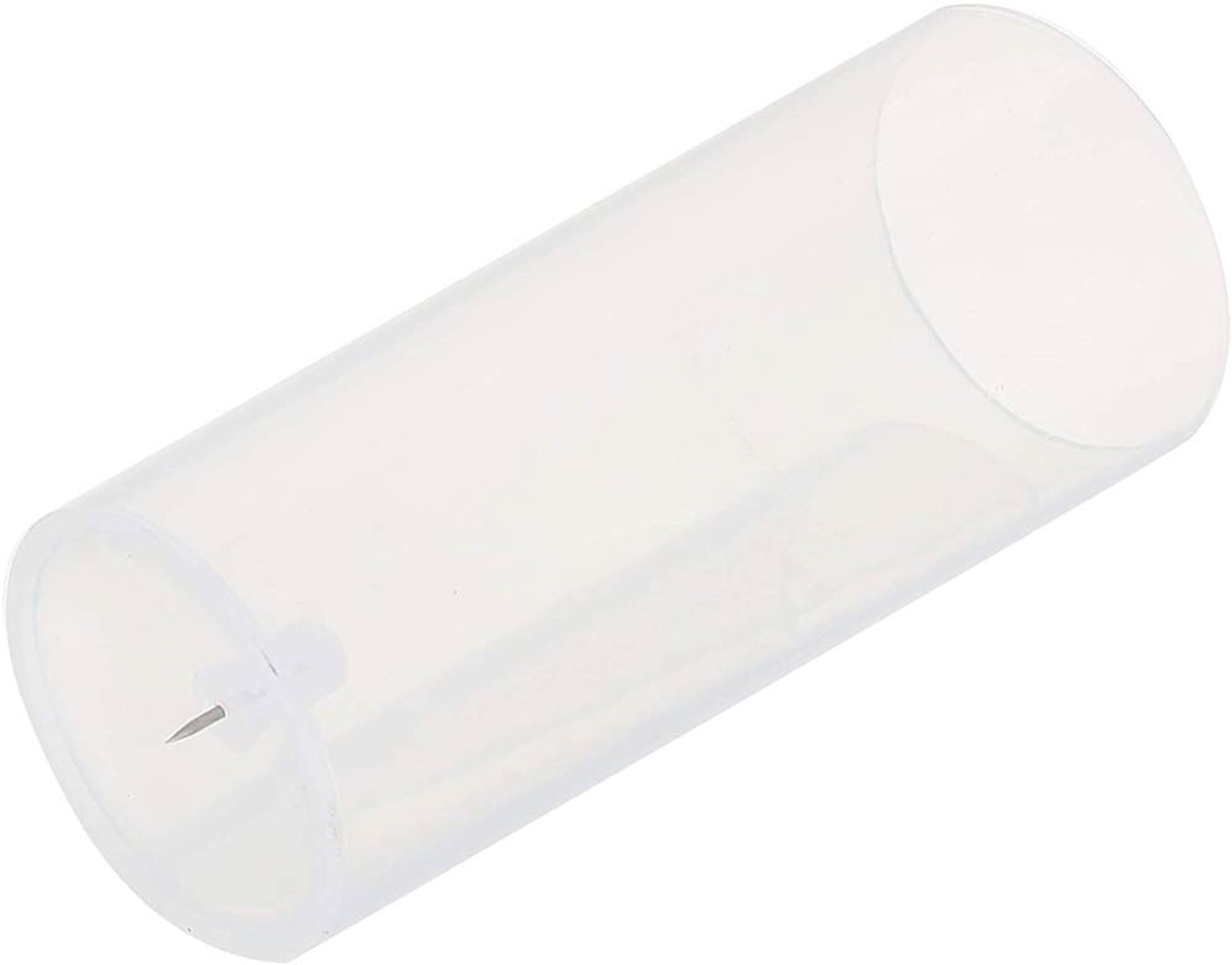 Tubo de plástico transparente con una aguja dentro. Fondo blanco. Forma cilíndrica.
