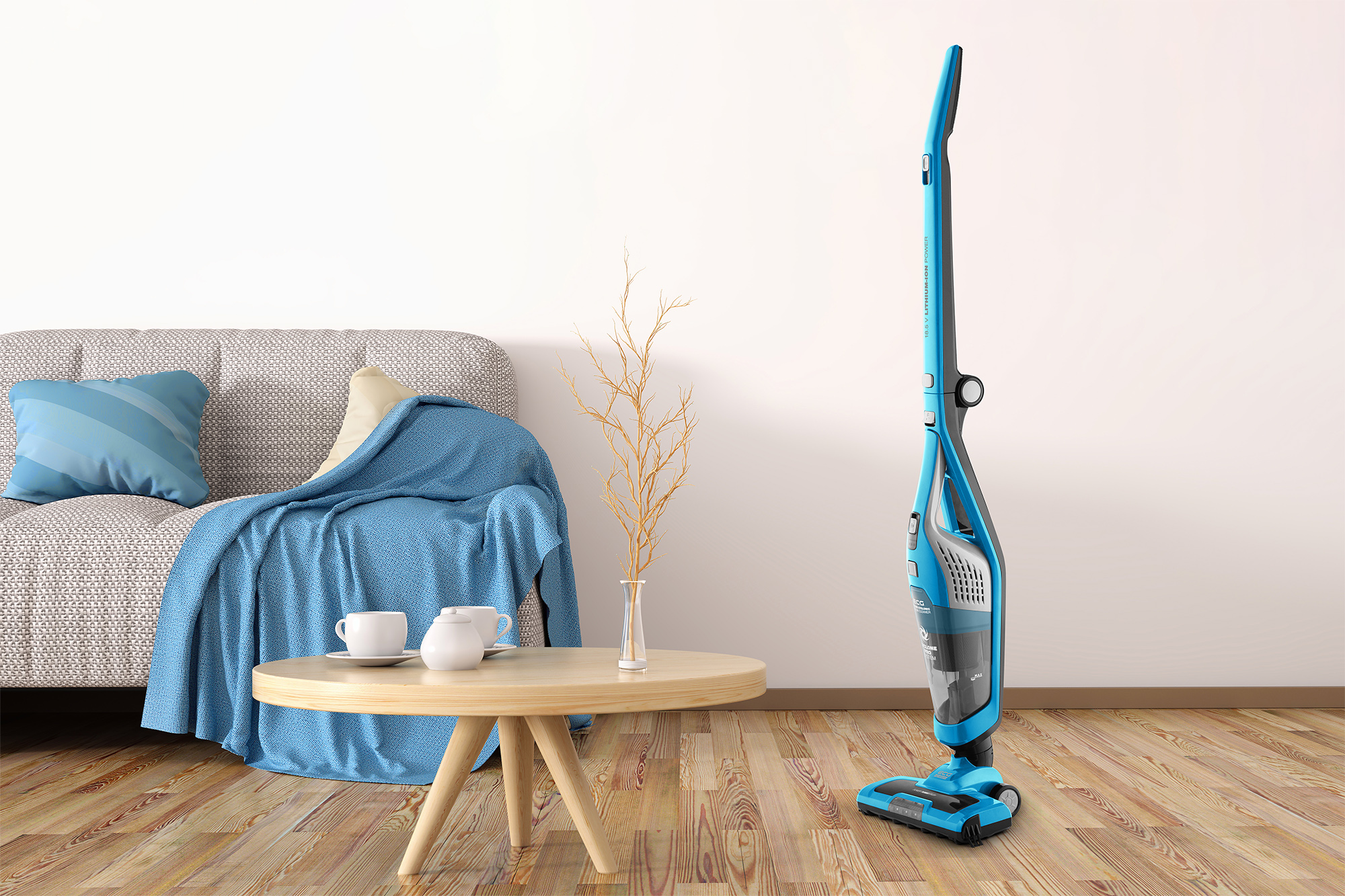 Un aspirapolvere blu su un pavimento in legno. Divano, tavolo e vaso sullo sfondo.