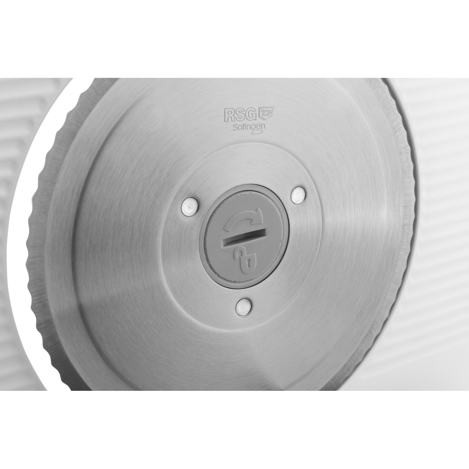 Okrągłe metalowe ostrze z mechanizmem blokującym. Zbliżenie, białe tło.