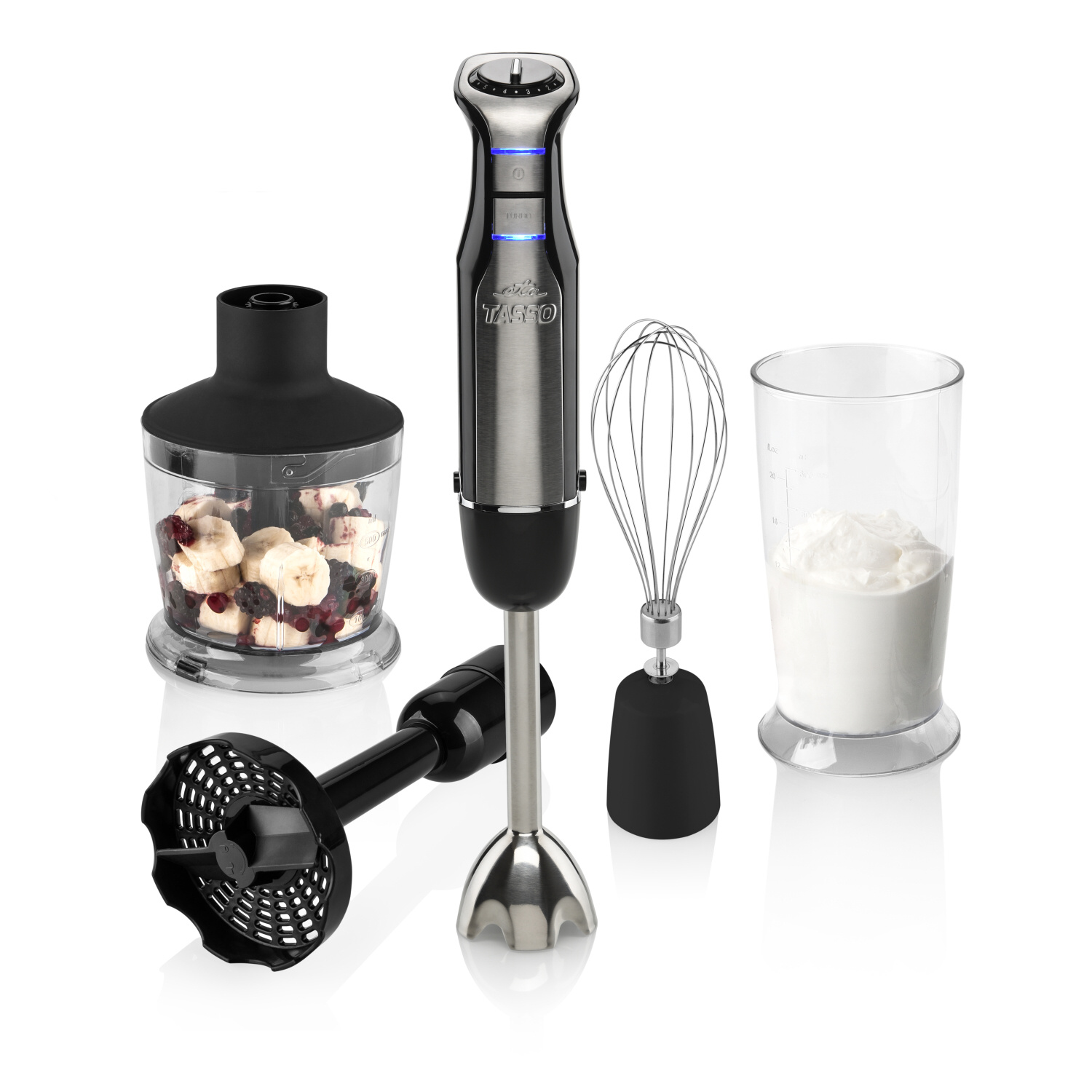 Stabmixer mit Zubehör. Enthält Mixerkopf, Schneebesen und Becher mit Inhalt.