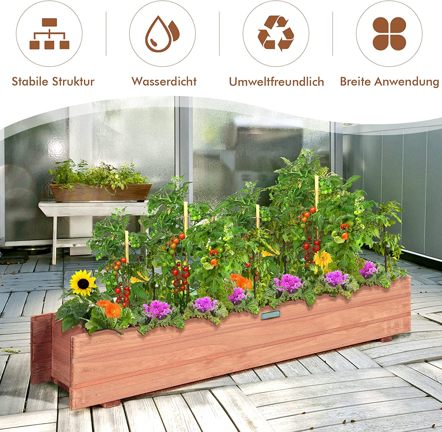 Ein hölzernes Gartenbeet mit Pflanzen. Es gibt Blumen und Gemüse. Der Hintergrund ist ein Haus und Himmel.