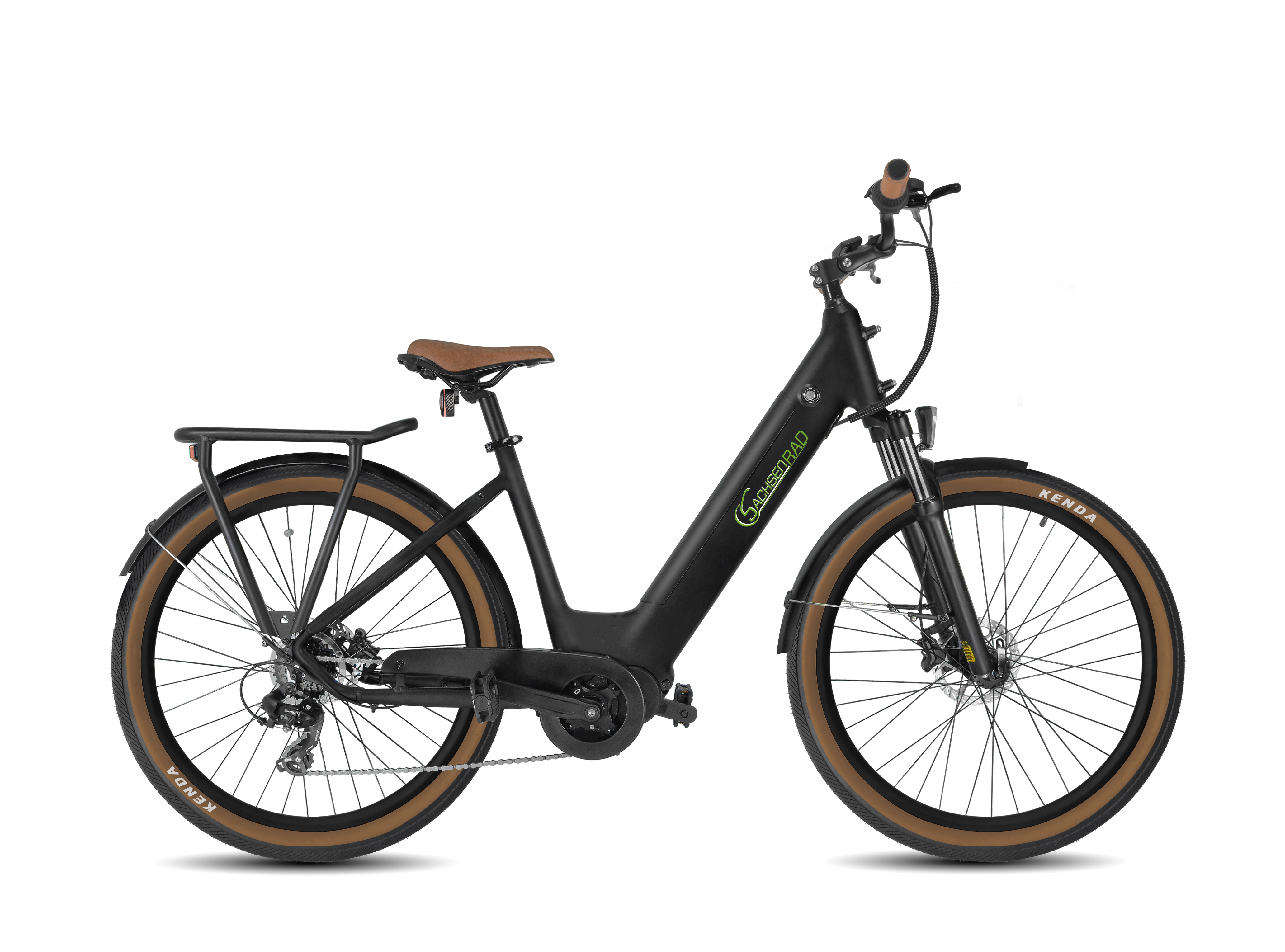 Zwarte e-bike met bruine banden en zadel. Op een witte achtergrond.