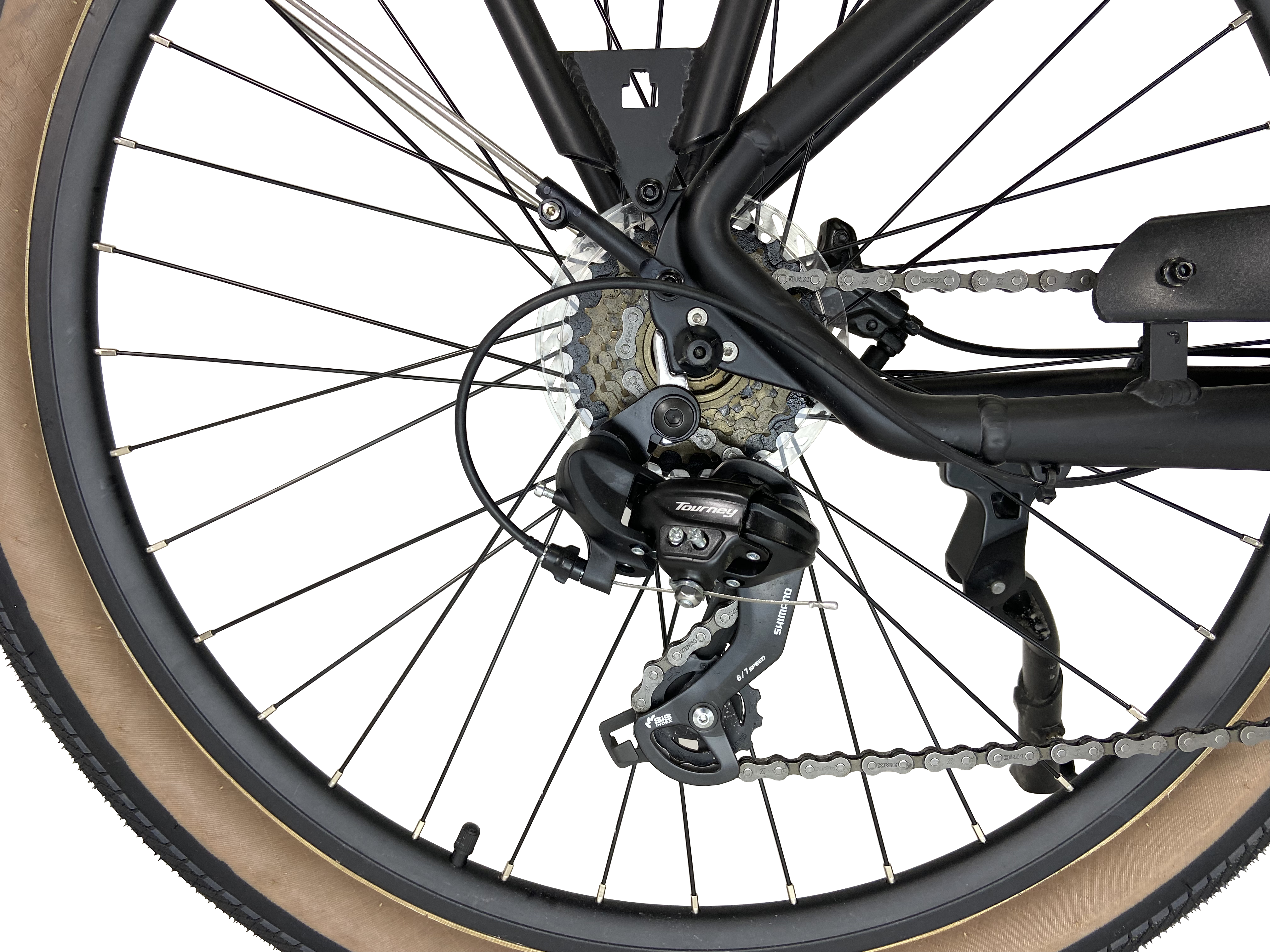 Close-up van een fietswiel met versnellingen en ketting.