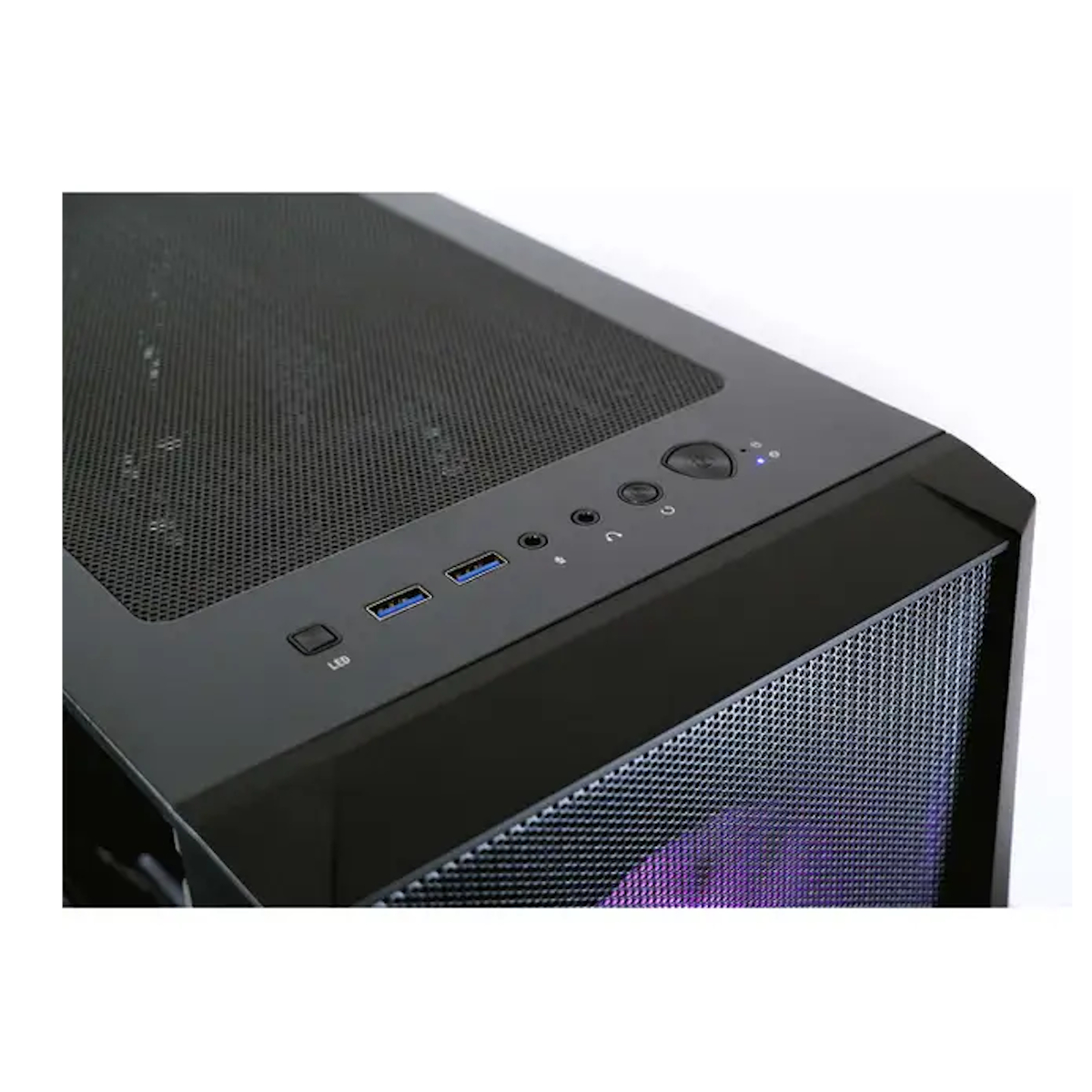 Primer plano de la parte superior de una caja de ordenador negra con puertos y botones.