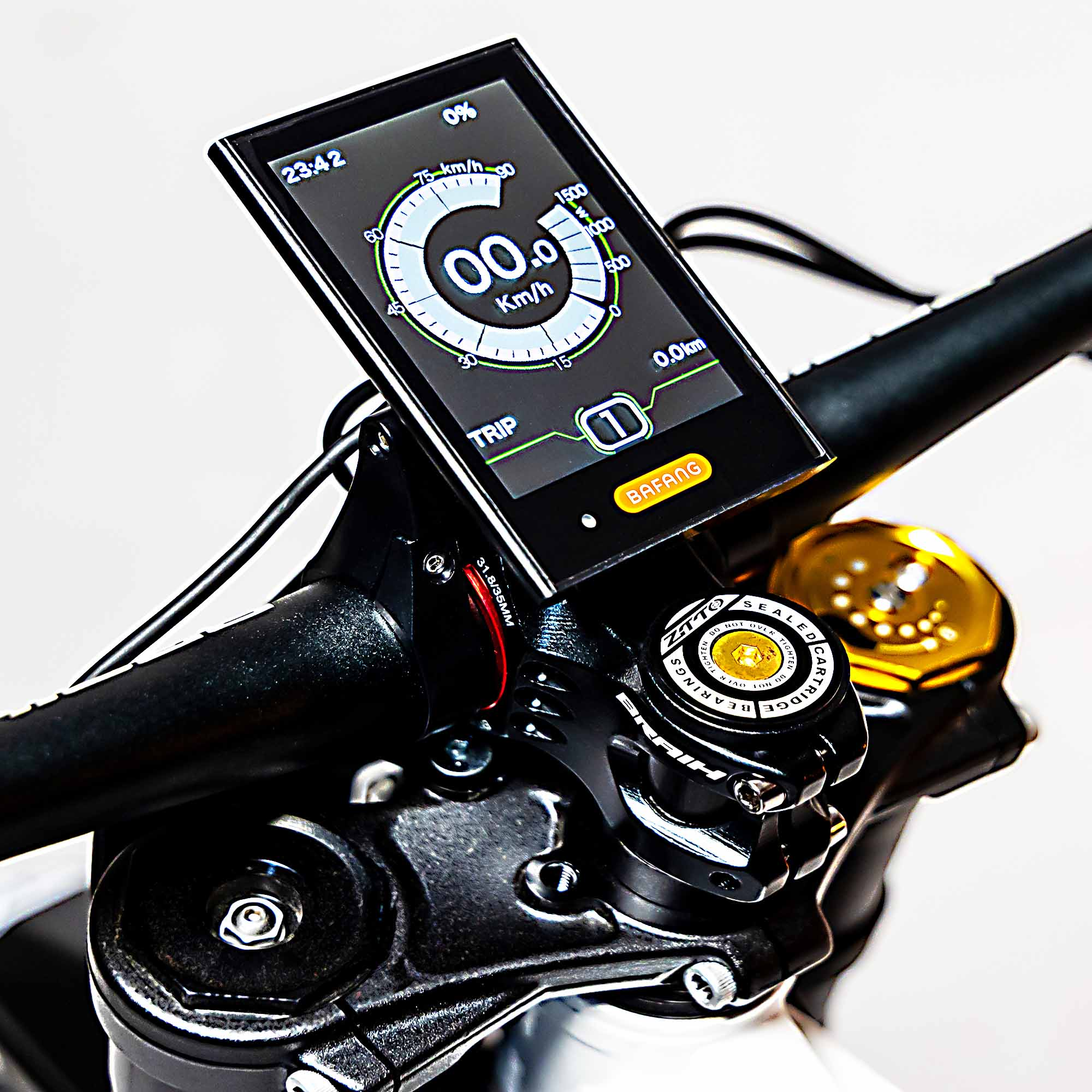 Manillar de bicicleta negro con pantalla digital que muestra velocidad y estadísticas. Fondo blanco.