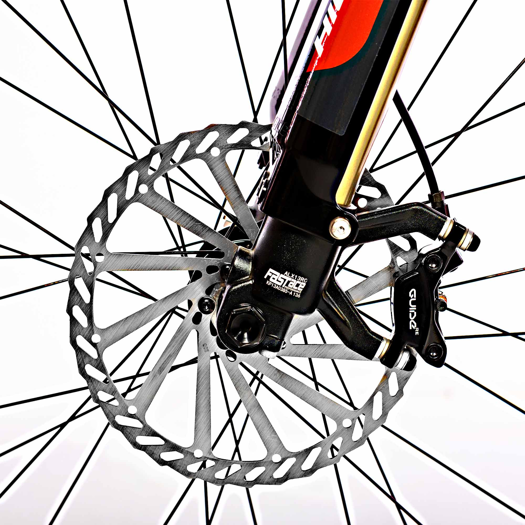 Primer plano de un freno de disco de bicicleta con rotor plateado y pinza negra sobre blanco.