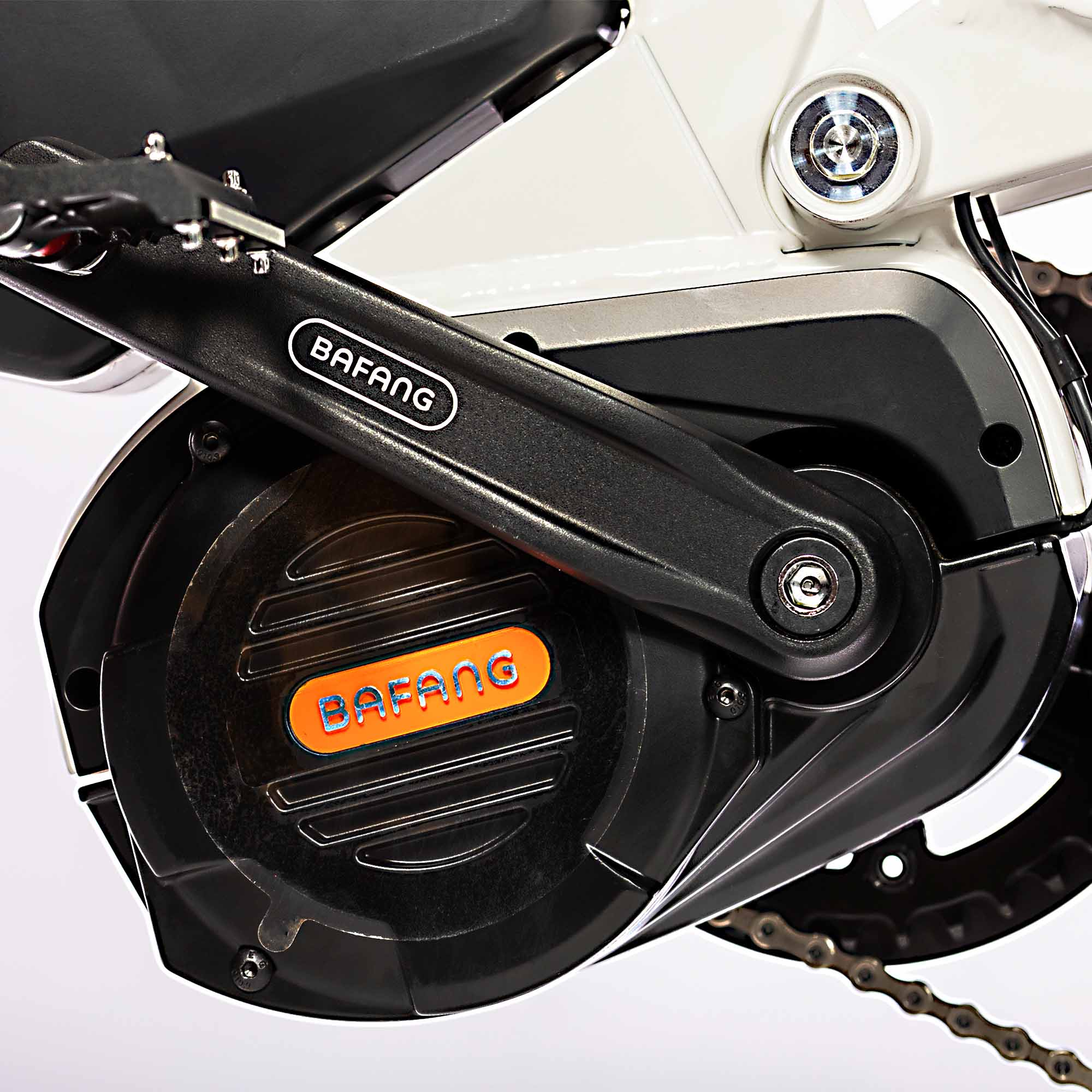 Primer plano del motor y la biela de bicicleta eléctrica negra.