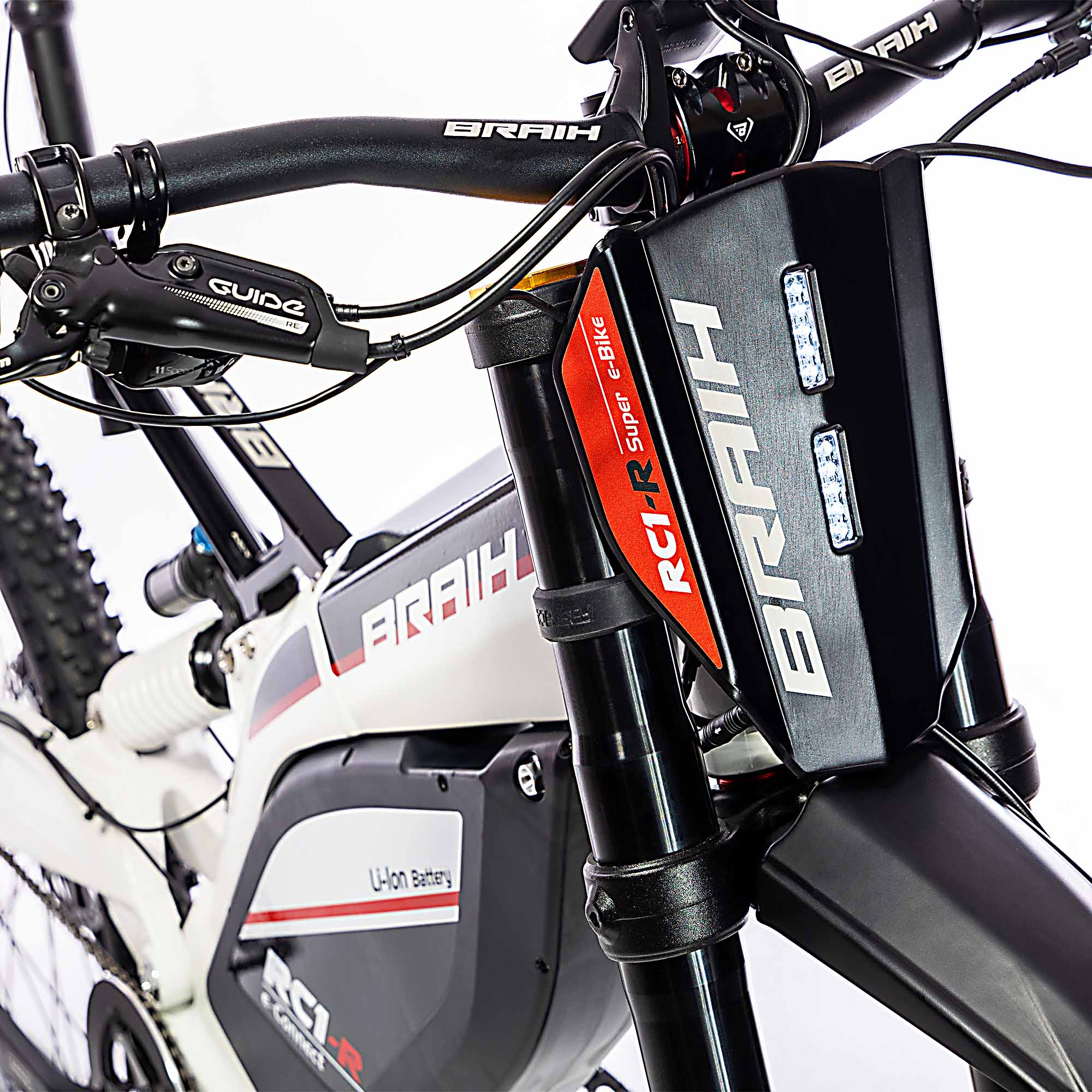 Primer plano de una bicicleta eléctrica en blanco y negro. Se etiquetan 'BRAIH' y 'RCI-R Super E-Bike'.