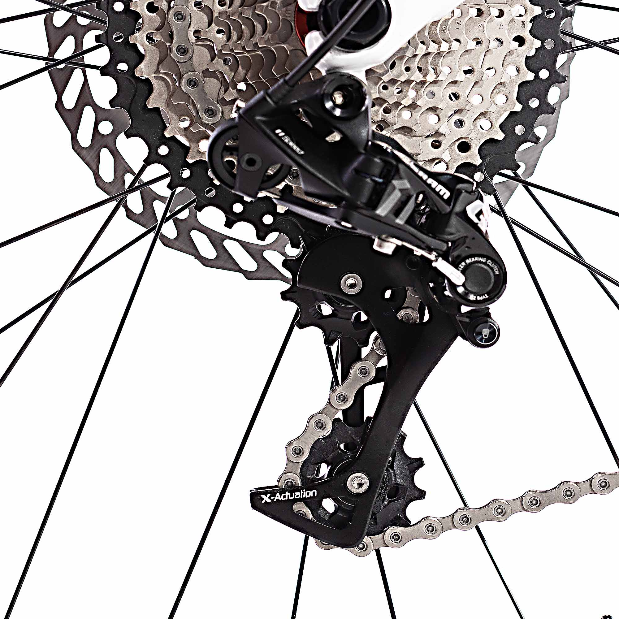 Una rueda de bicicleta con un cambio trasero y cadena negros. La rueda y componentes sobre blanco.