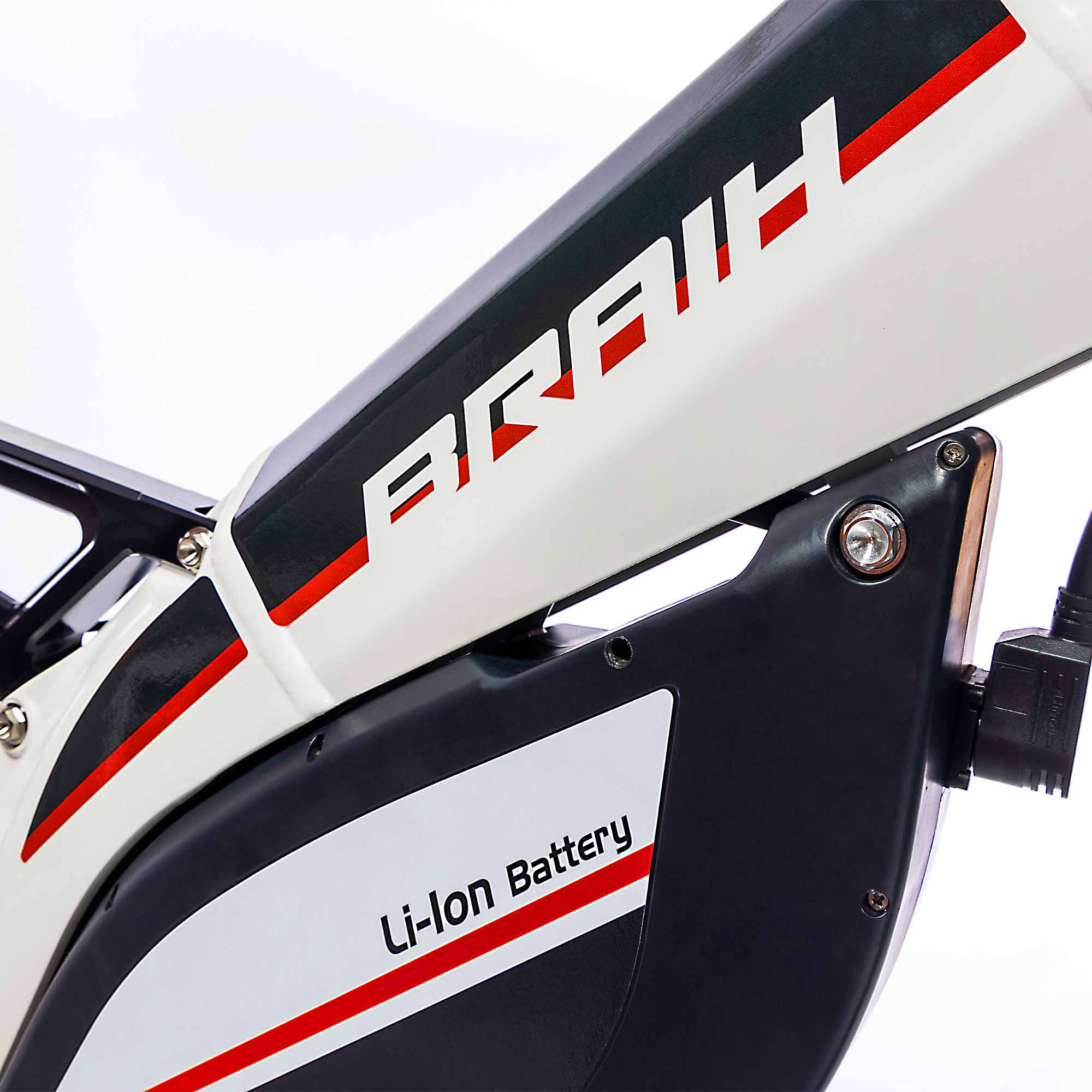 Primer plano de un cuadro de bicicleta eléctrica, blanco con detalles en negro. La palabra BRAIH en rojo.