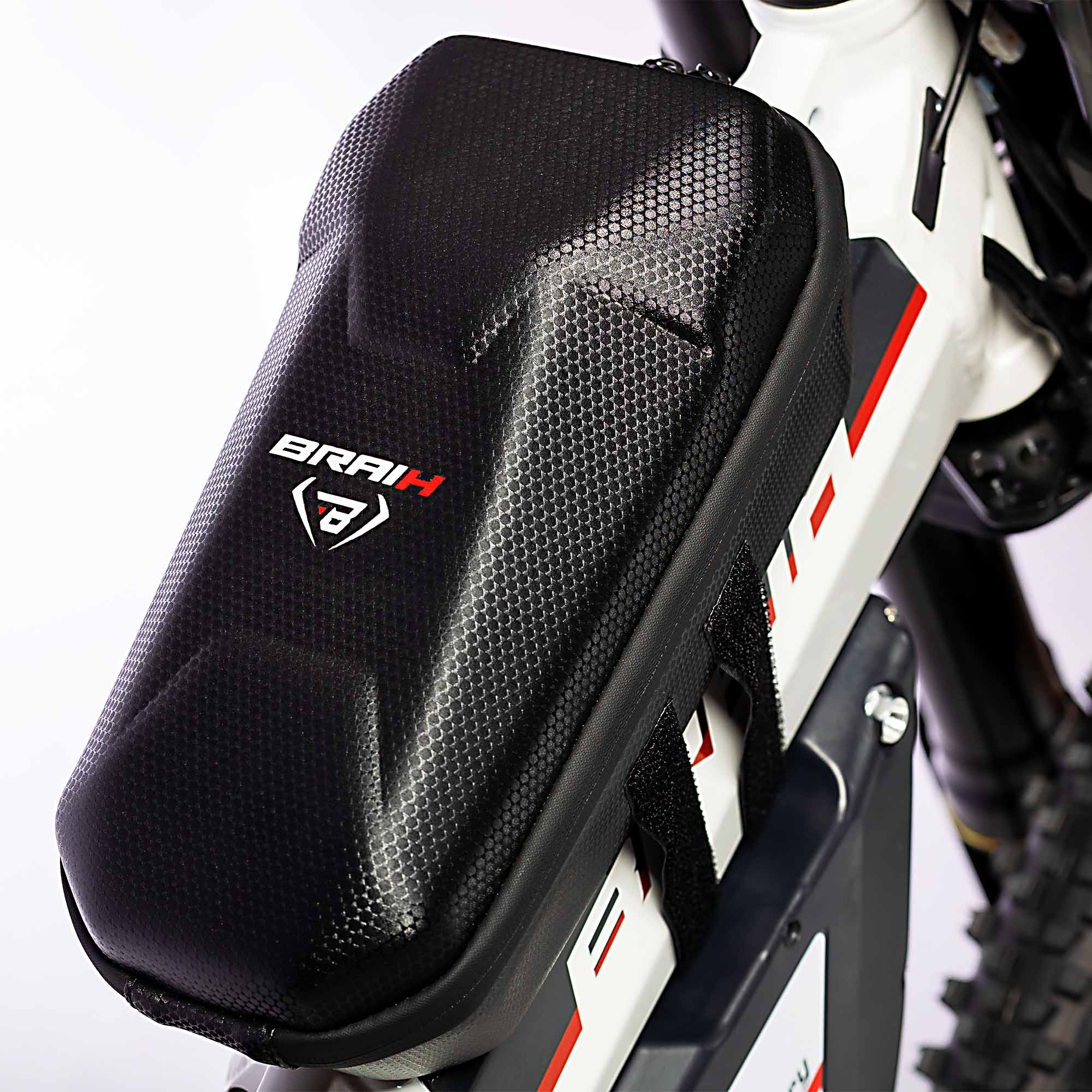 Bolsa negra con el logotipo de BRAIH en un cuadro de bicicleta eléctrica blanco y rojo.