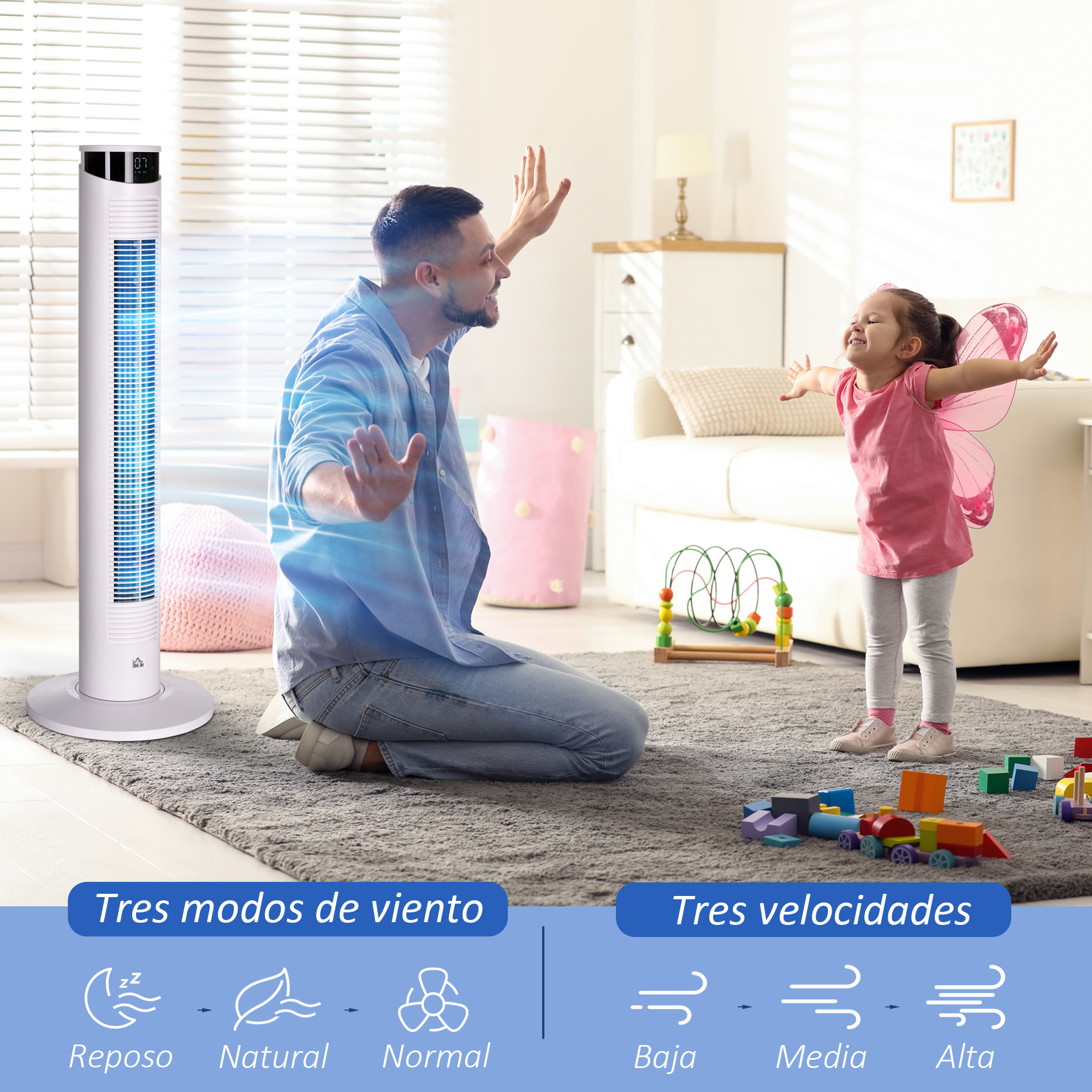 Un hombre y un niño están en una habitación con un ventilador. El niño tiene alas y el hombre tiene los brazos en alto.