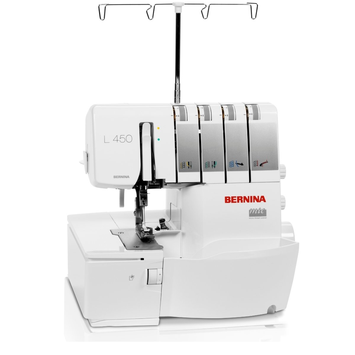 Eine weiße Bernina L 450 Overlock-Nähmaschine. Es hat mehrere Knöpfe und Nadeln. Weißer Hintergrund.