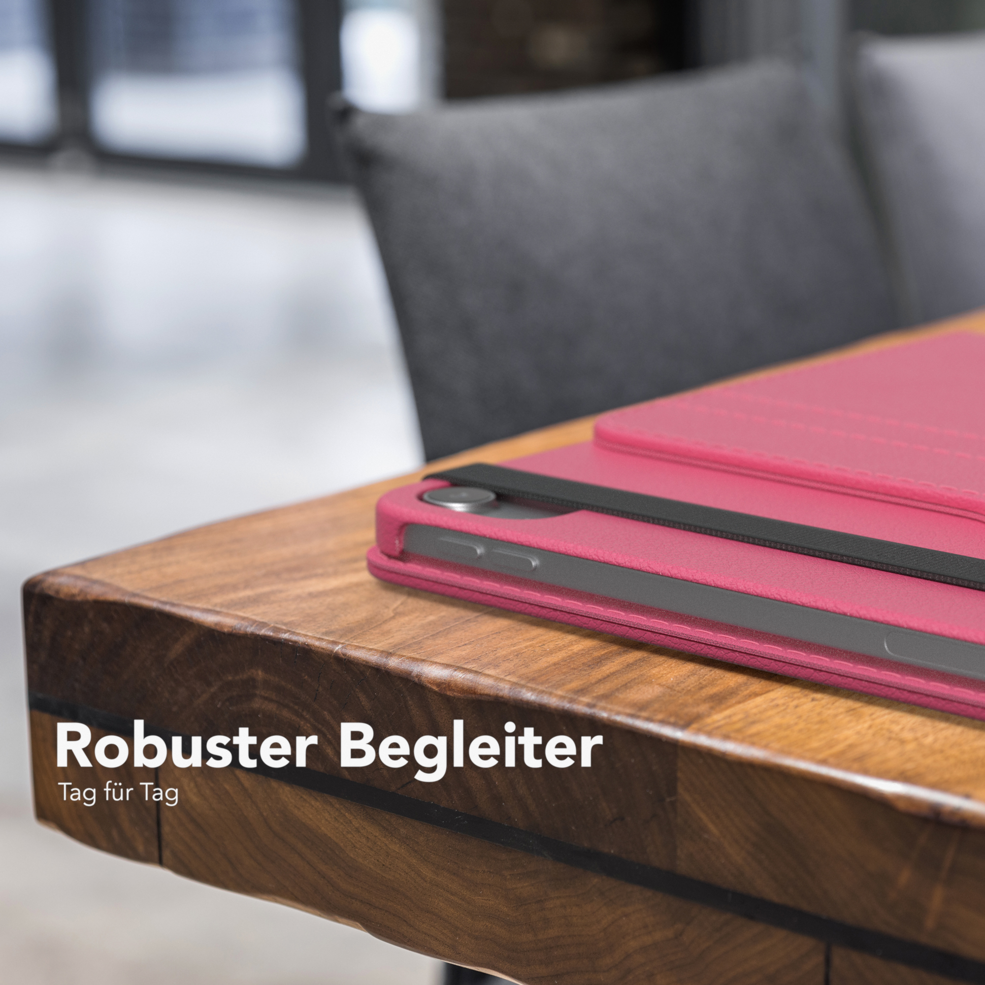 Tablet in rosafarbener Hülle auf einem Holztisch. Text: Robuster Begleiter, Tag für Tag.