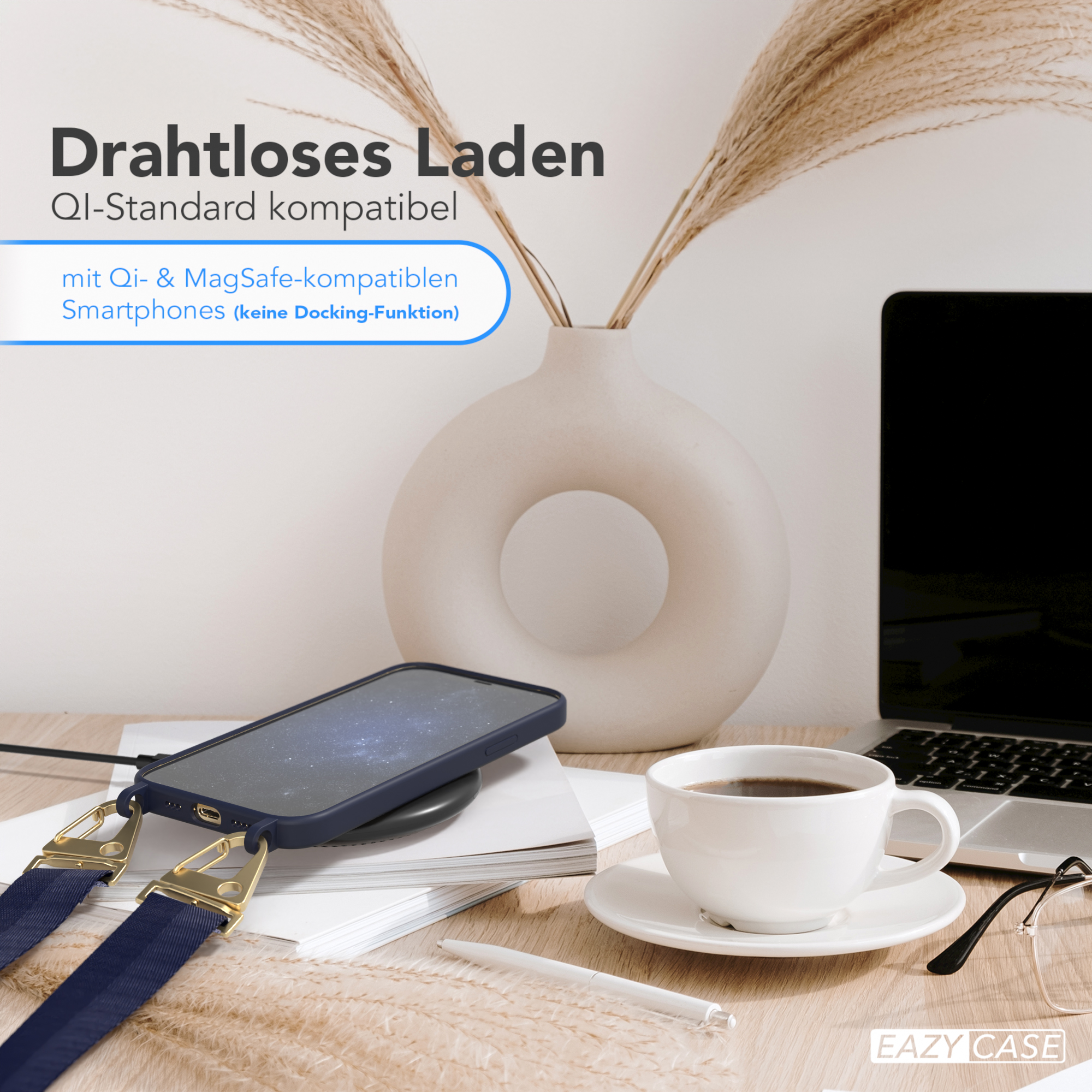 Telefon auf kabellosem Ladegerät. Kaffee, Brille und Stift auf dem Tisch. Text: Kabelloses Laden.