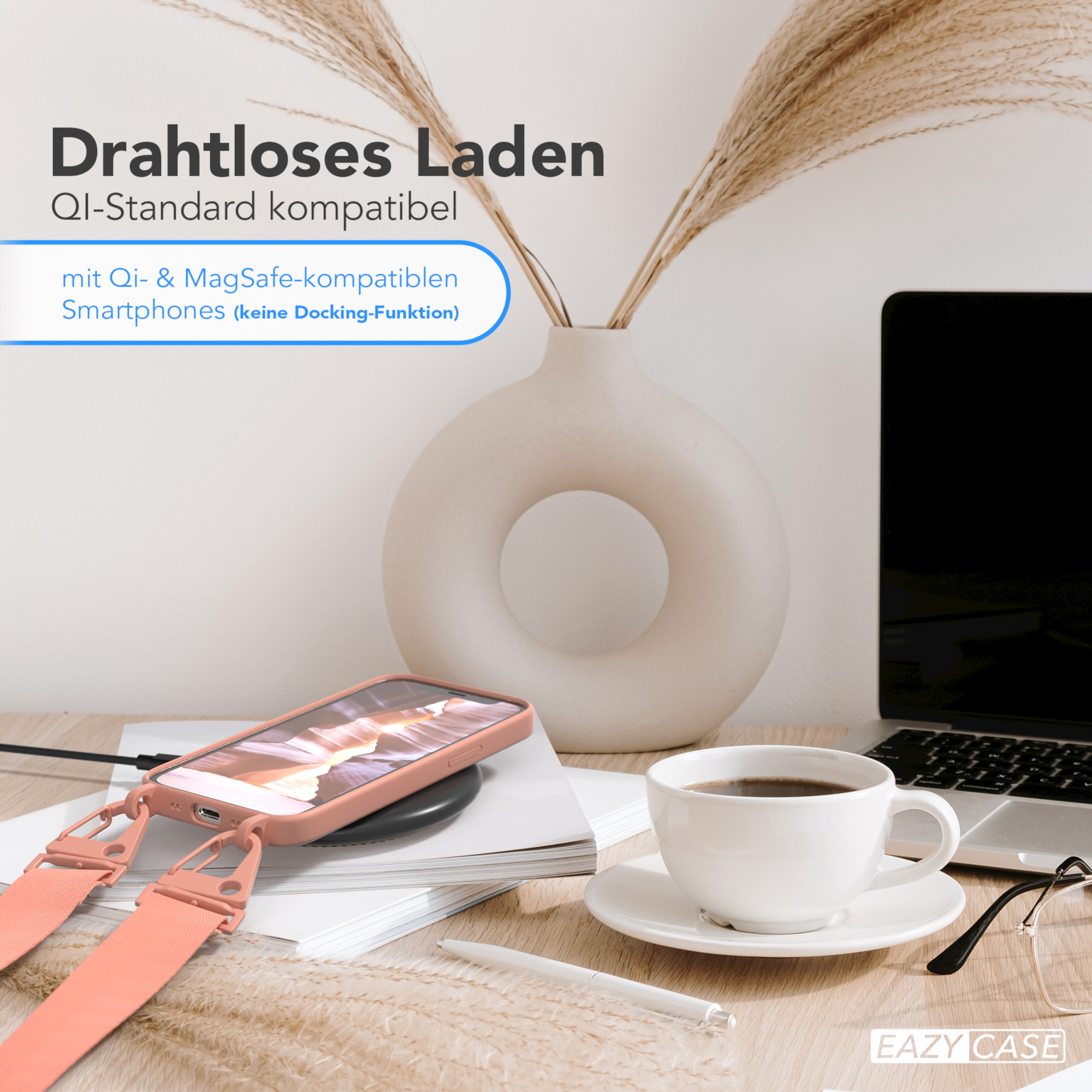 Ein Smartphone mit rosa Hülle auf einem kabellosen Ladegerät, neben Kaffee und Stift.