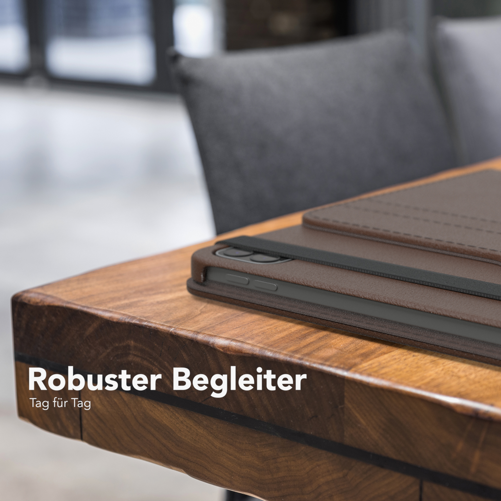 Handyhülle auf einem Holztisch. Hülle ist braun, Text lautet "Robuster Begleiter".