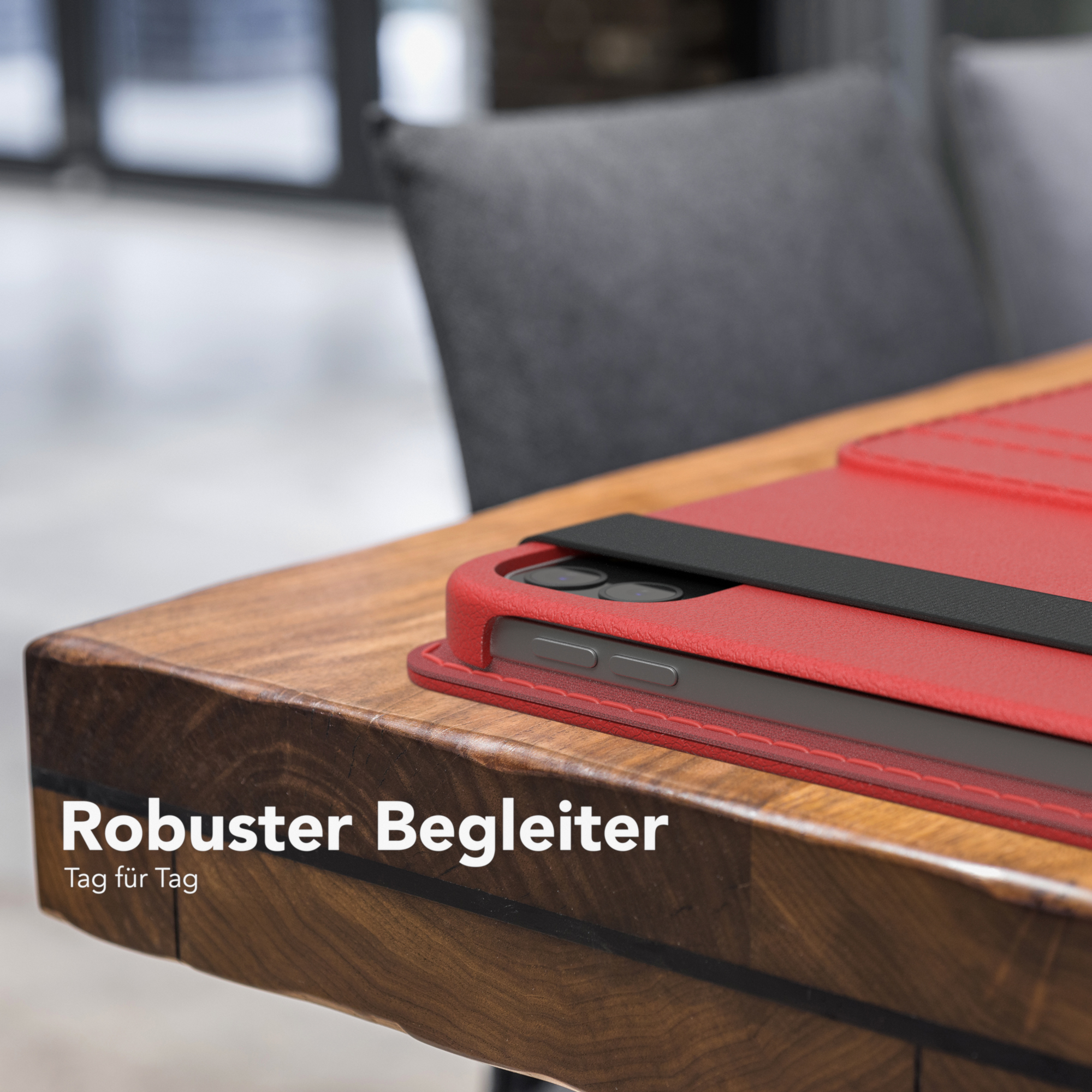Eine weiße Tablethülle mit schwarzem Riemen offen, zeigt das Innere.