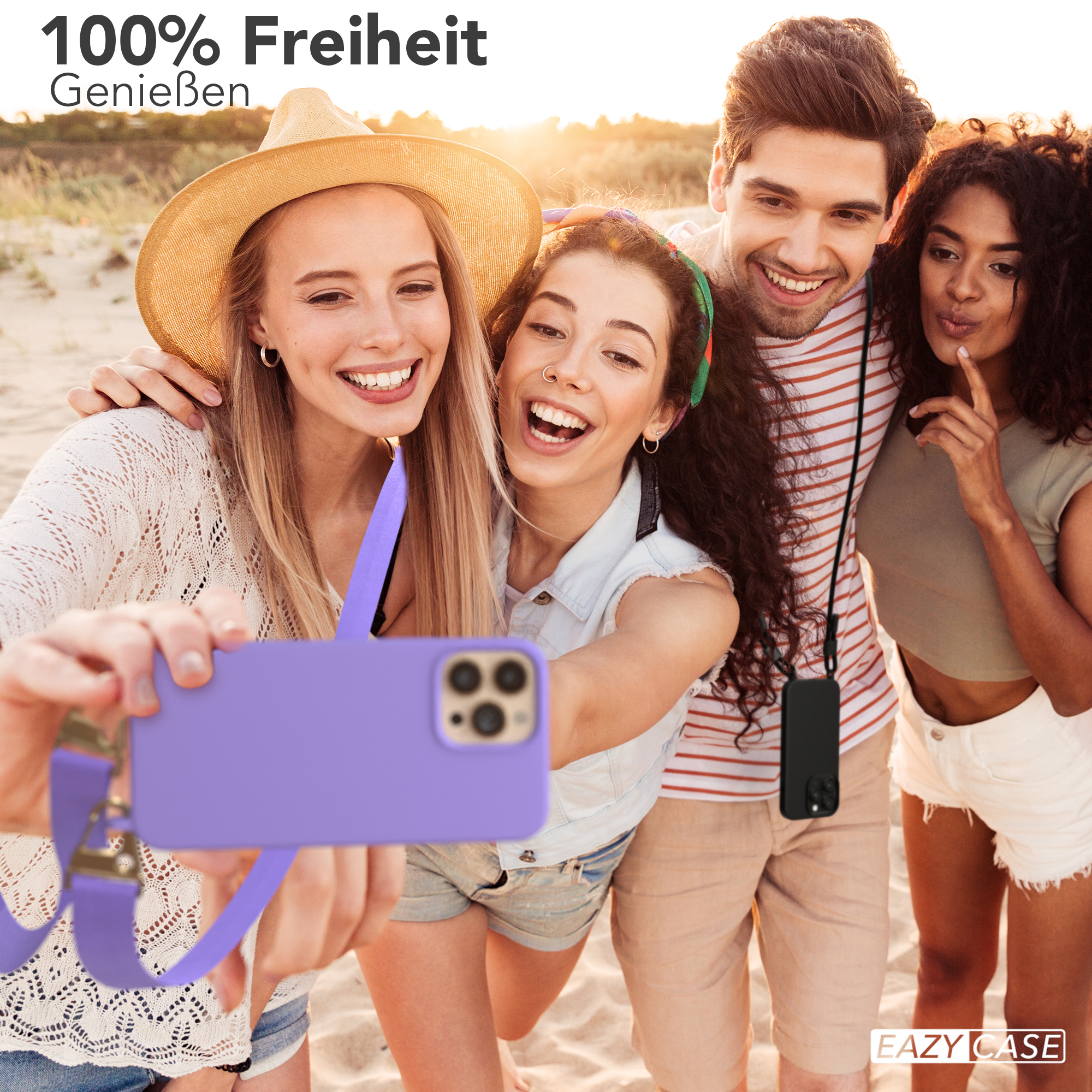 Vier Freunde machen ein Selfie mit einer lila Handyhülle. Sie lächeln am Strand.
