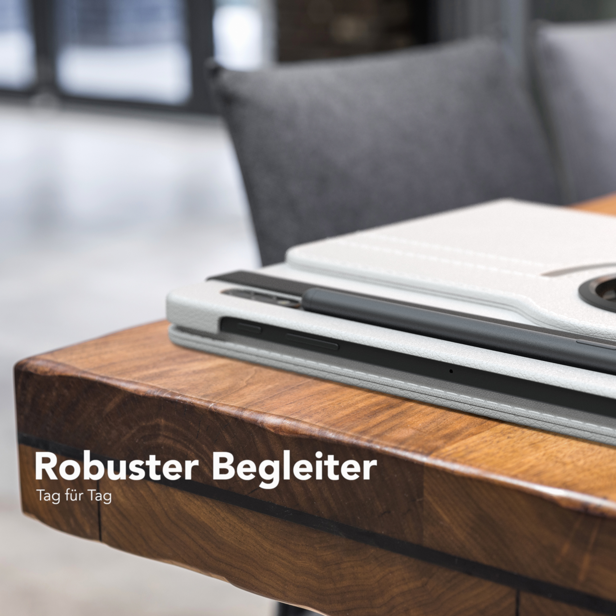 Tablet und Stift auf einem Holztisch. Text: 'Robuster Begleiter' und 'Tag für Tag'.