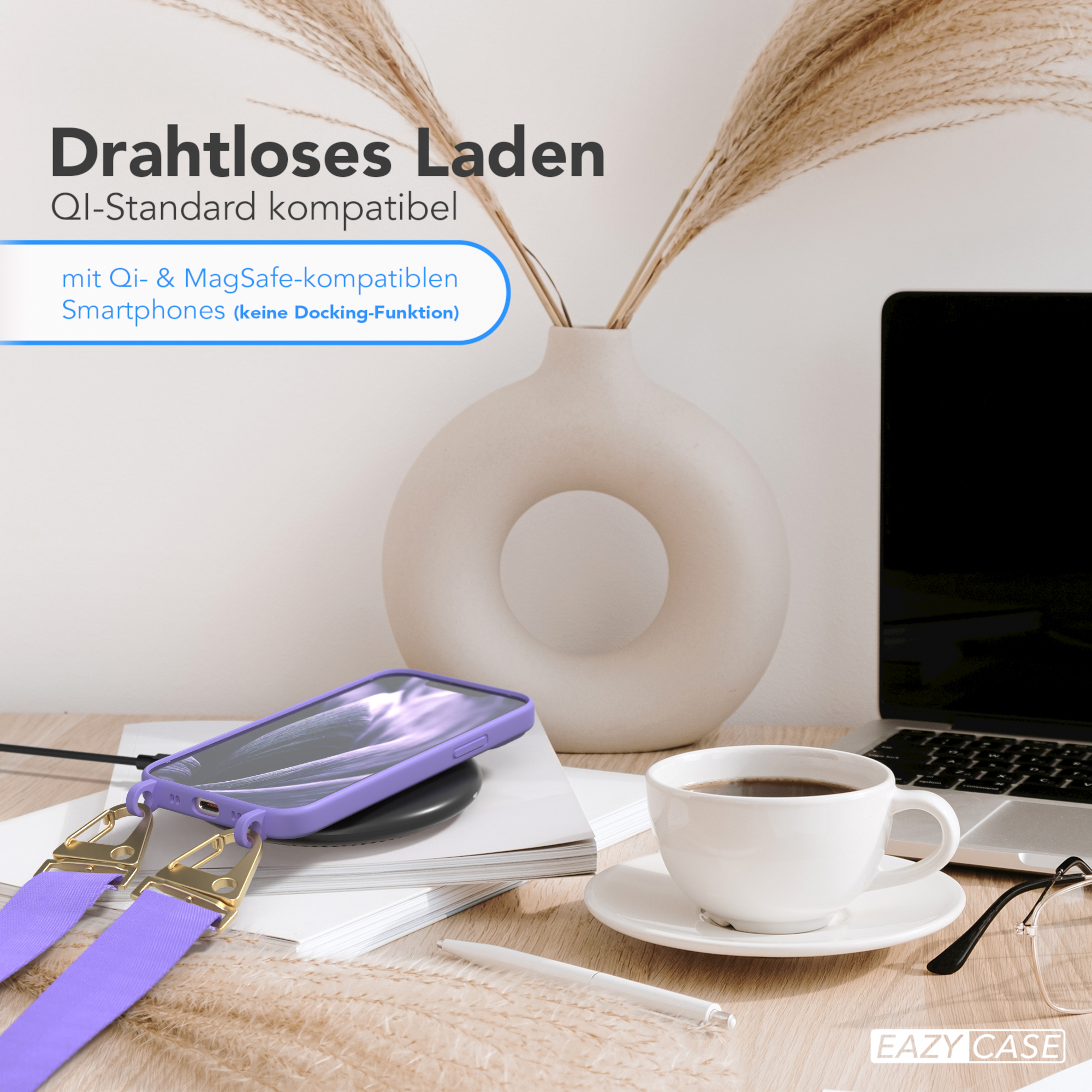 Lila Telefon auf Ladepad, mit Kaffee und Blumen auf dem Tisch.