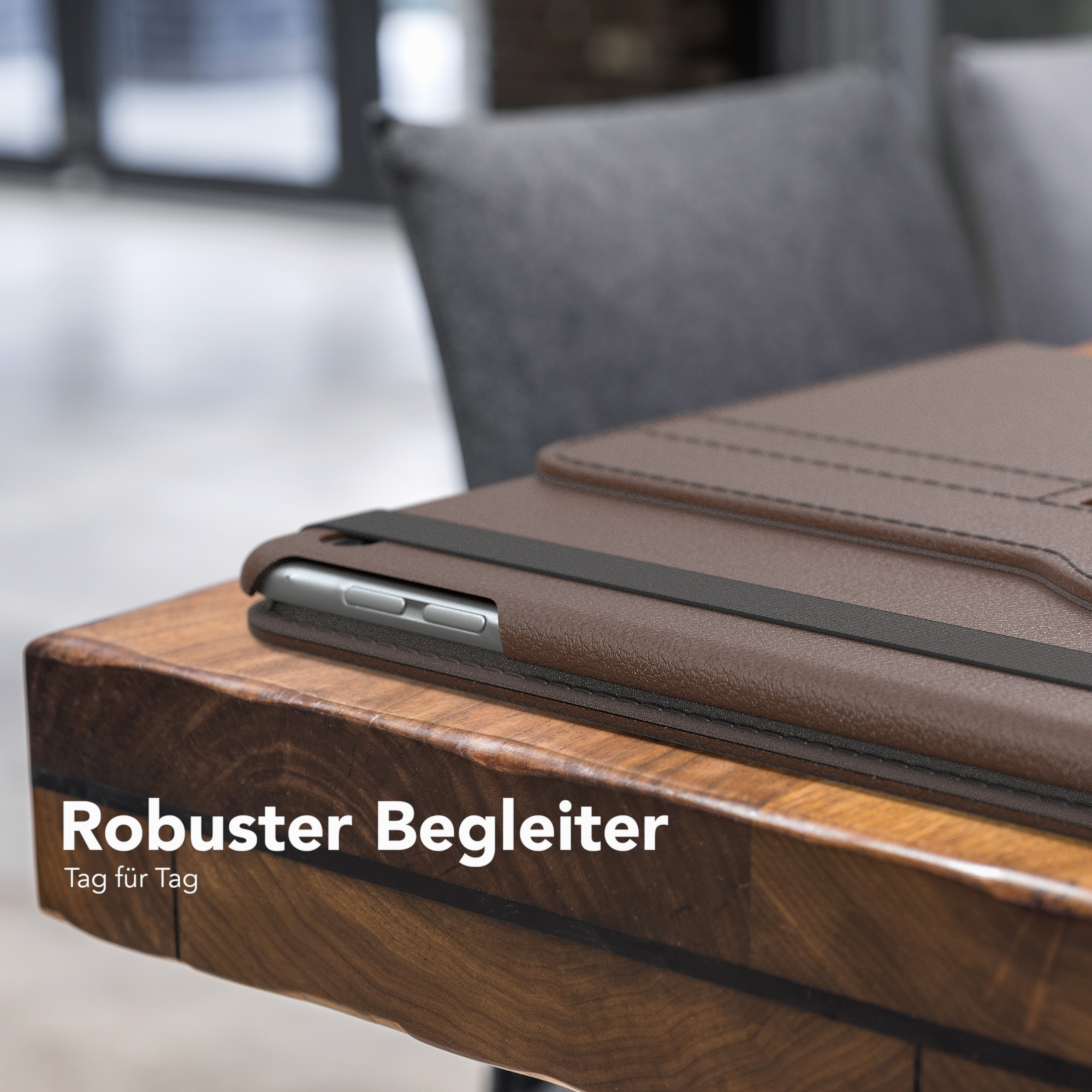Eine braune Tablethülle liegt auf einem Holztisch. Das Tablet ist teilweise sichtbar.