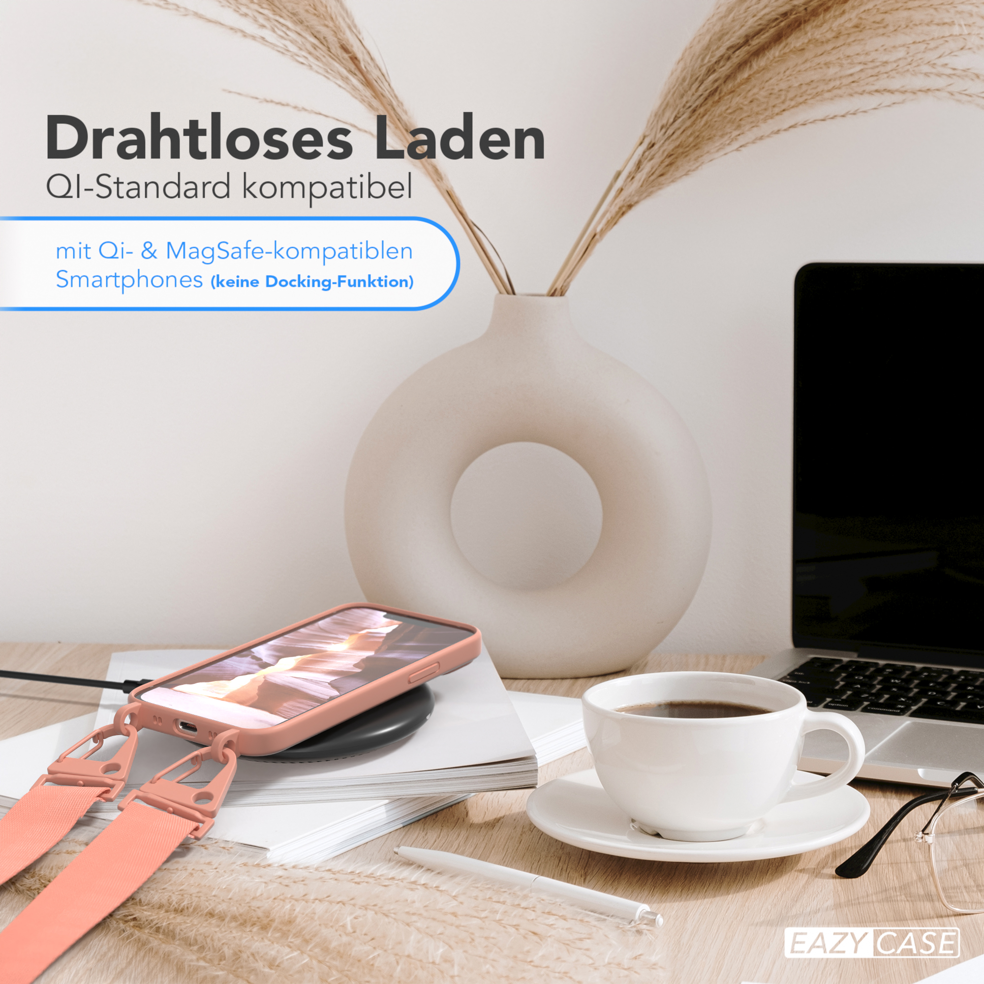 Kabelloses Ladepad mit Telefon, Kaffeetasse und anderen Gegenständen auf dem Schreibtisch.