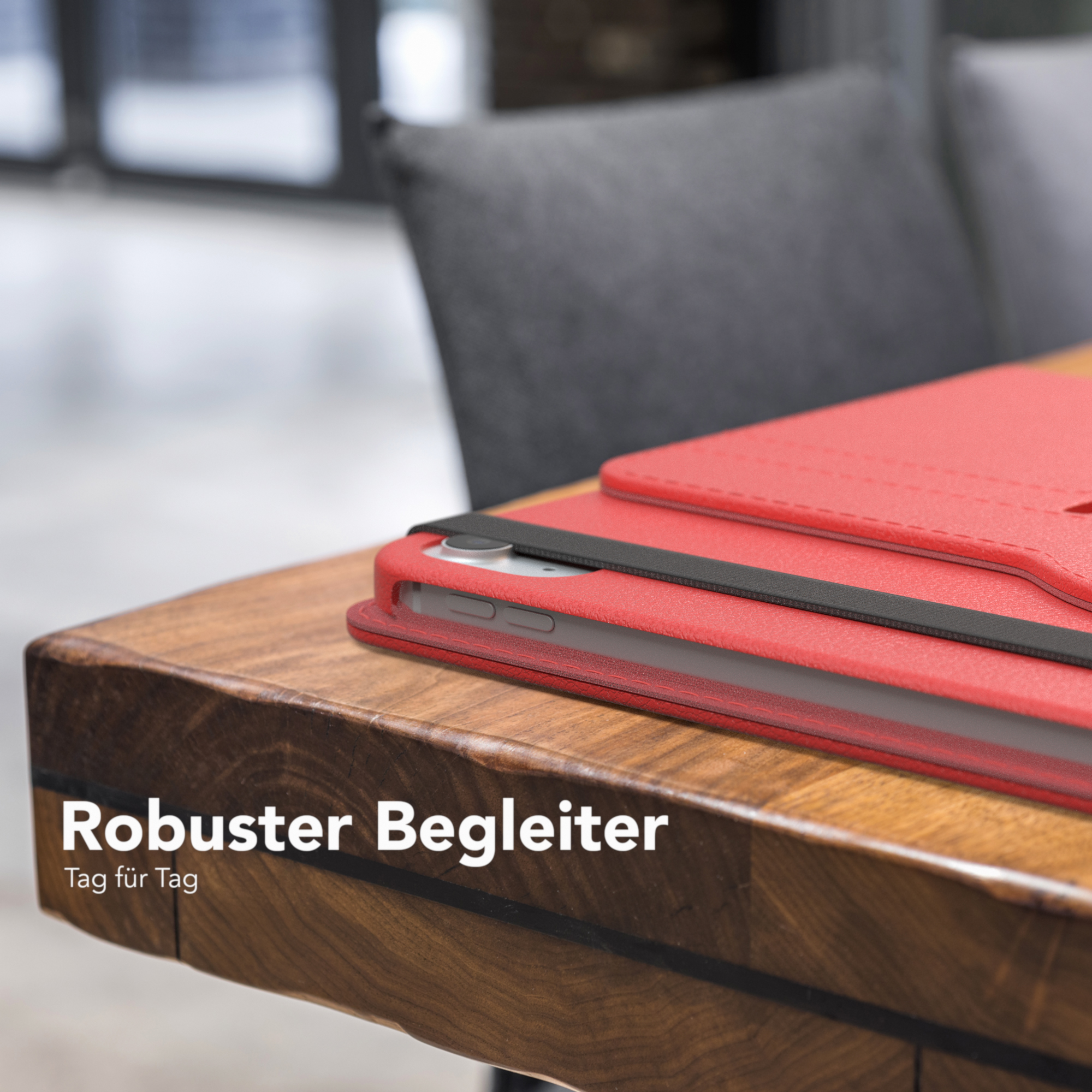Rote Tablethülle auf einem Holztisch. Der Text "Robuster Begleiter" ist sichtbar.