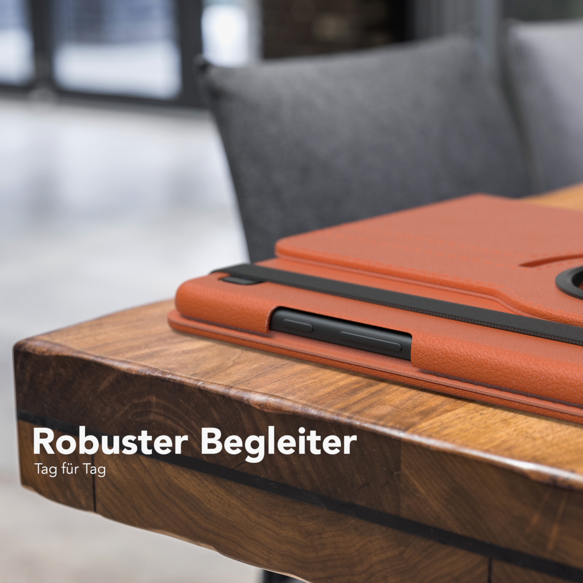 Eine braune Tablet-Hülle auf einem Holztisch. Ein Tablet ist in die Hülle eingesetzt.