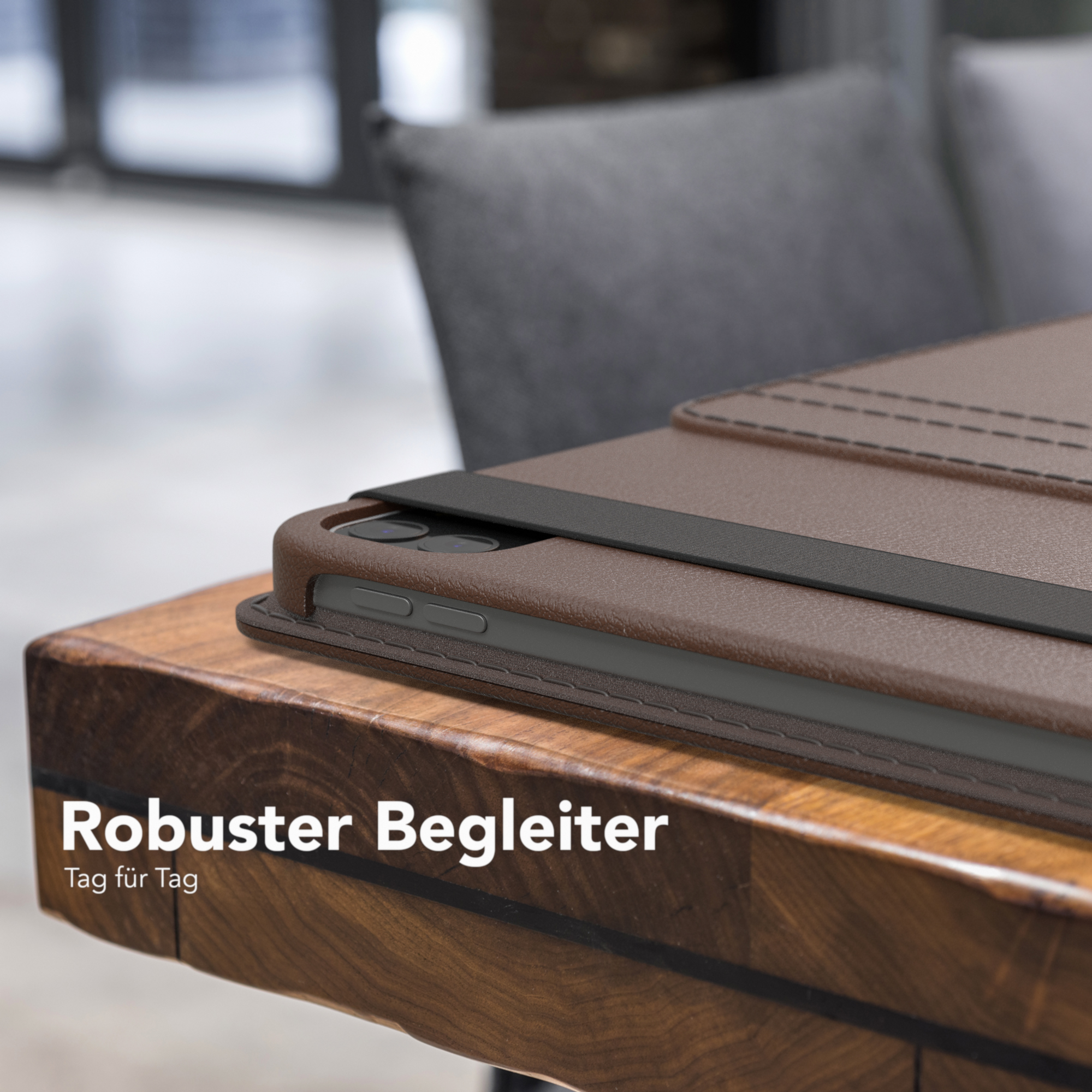 Eine braune iPad-Hülle auf einem Holztisch mit den Worten 'Robuster Begleiter' darunter.