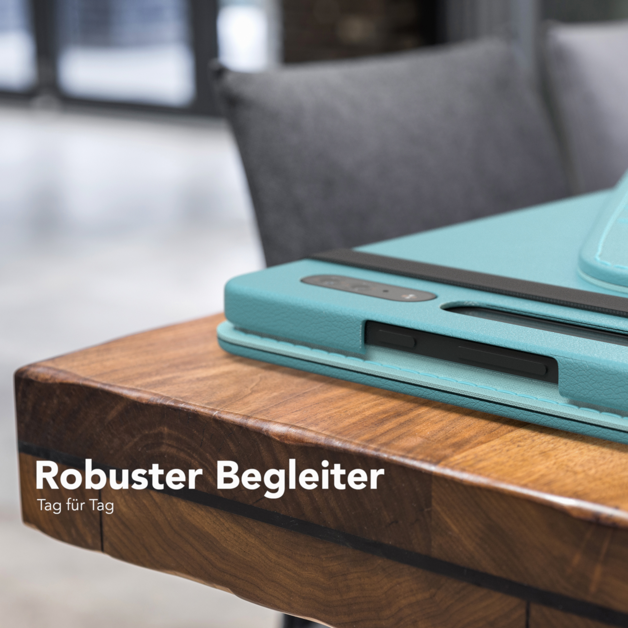 Blaues Tablet-Etui auf einem Holztisch, mit dem Text 'Robuster Begleiter'.