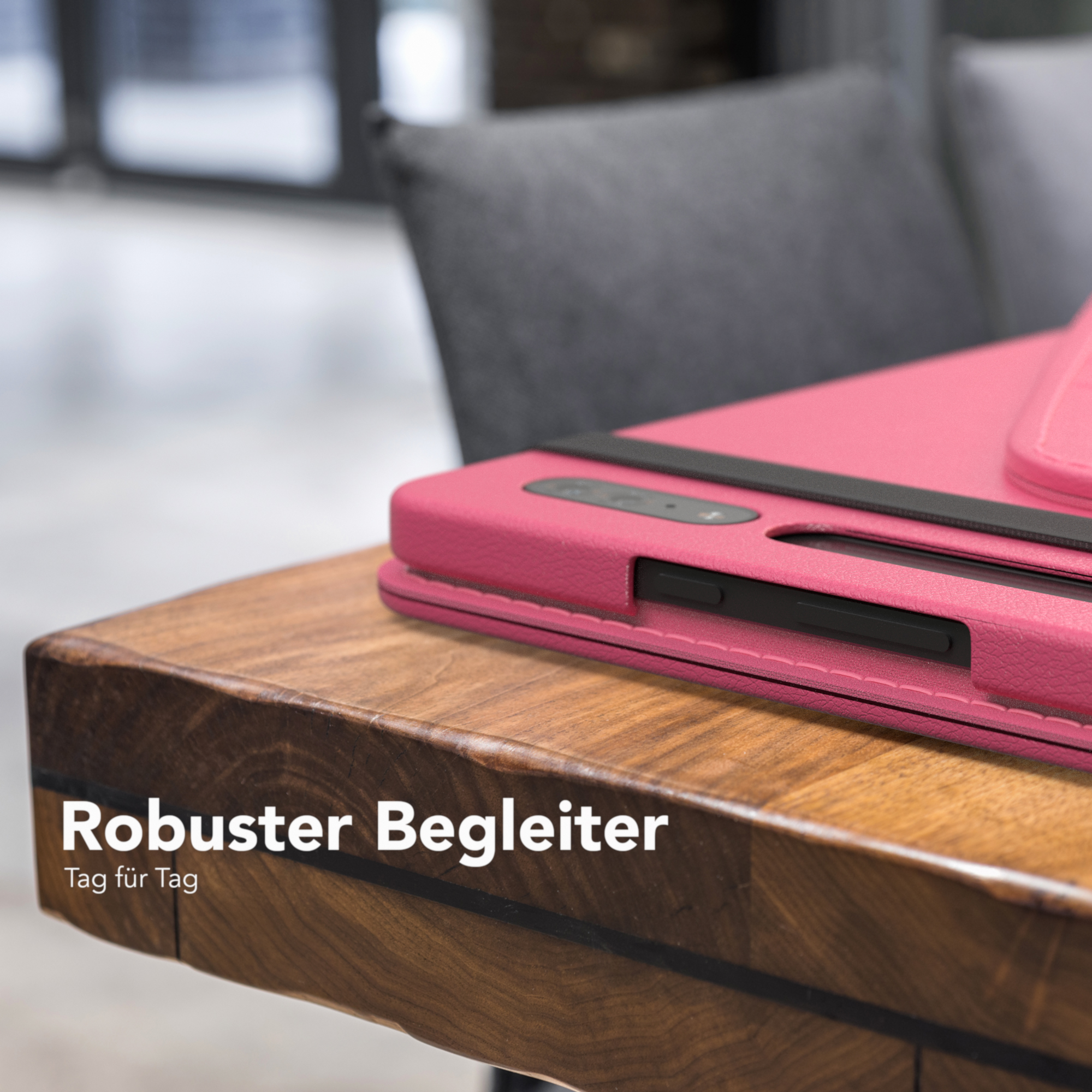 Eine pinke Handyhülle auf einem Holztisch. Die Handyhülle ist geschlossen und zeigt eine Seite des Telefons.