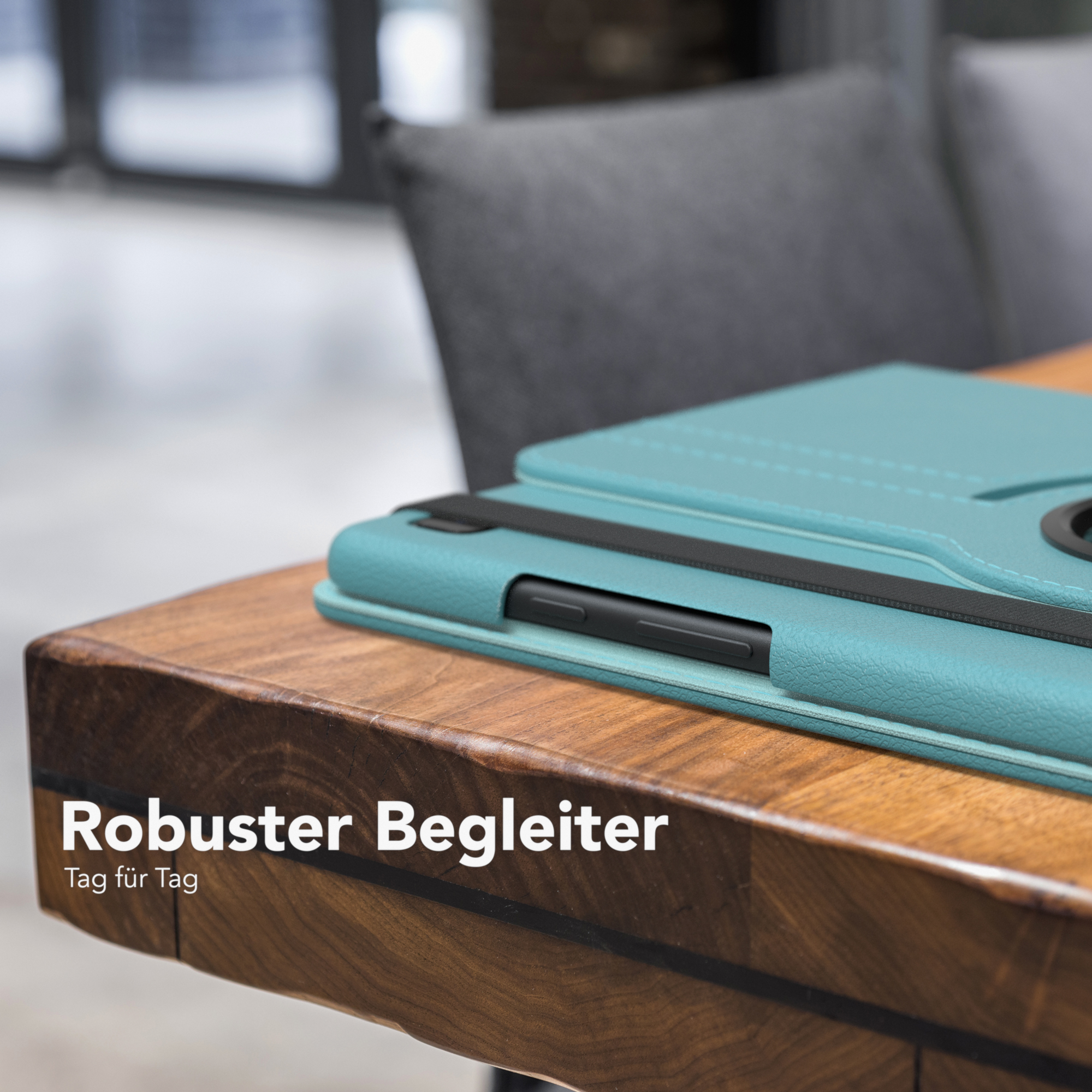 Ein Tablet in einer türkisfarbenen Hülle mit schwarzem Band und Holz-Tisch-Hintergrund. Text: 'Robuster Begleiter'.