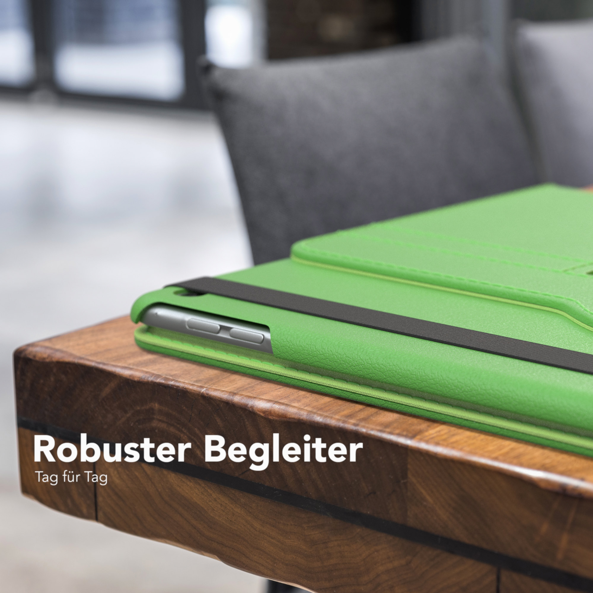 Tablet in grüner Hülle auf einem Holztisch. Text: Robuster Begleiter, Tag für Tag.