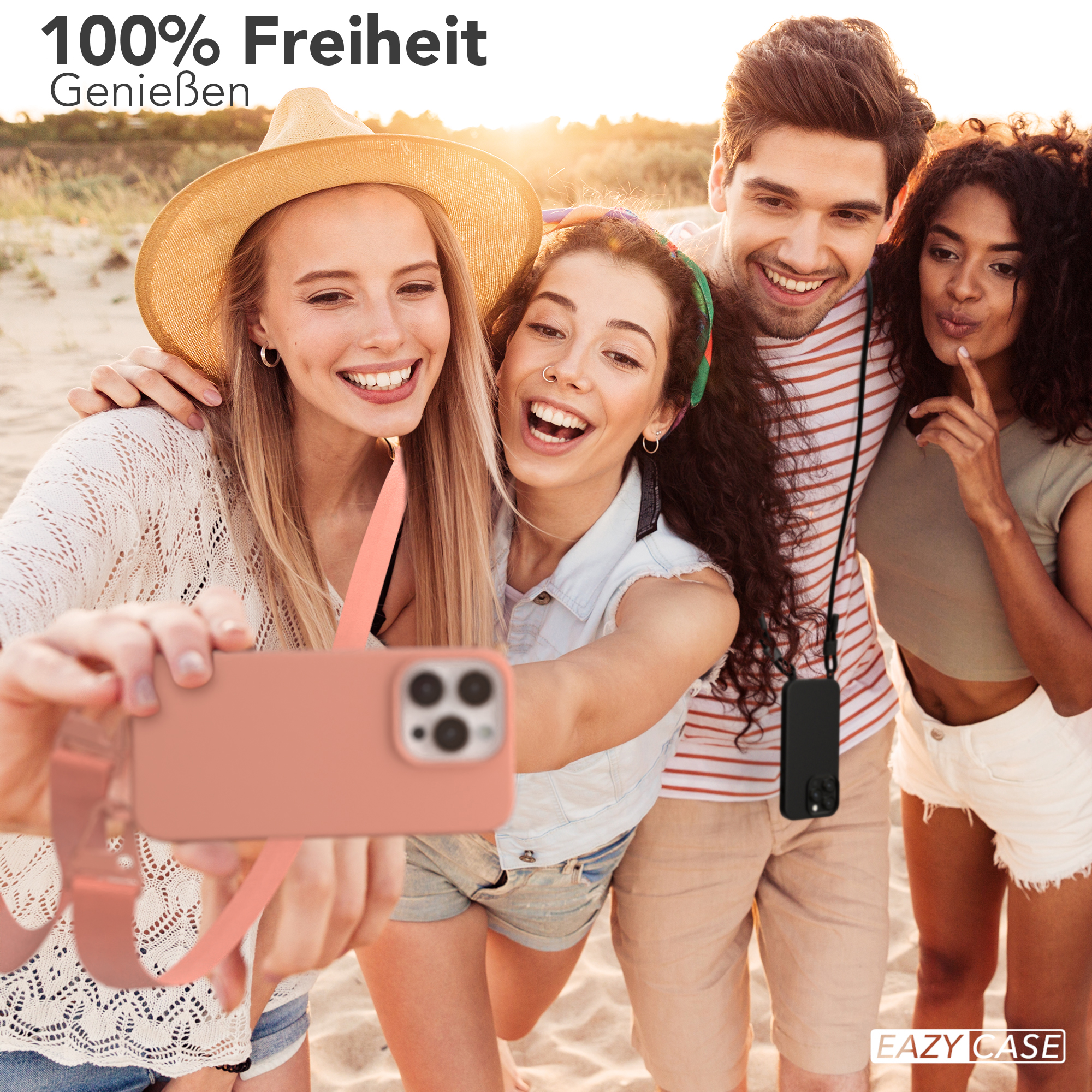Vier junge Leute lächeln, machen ein Selfie mit einem Telefon an einem Lanyard.