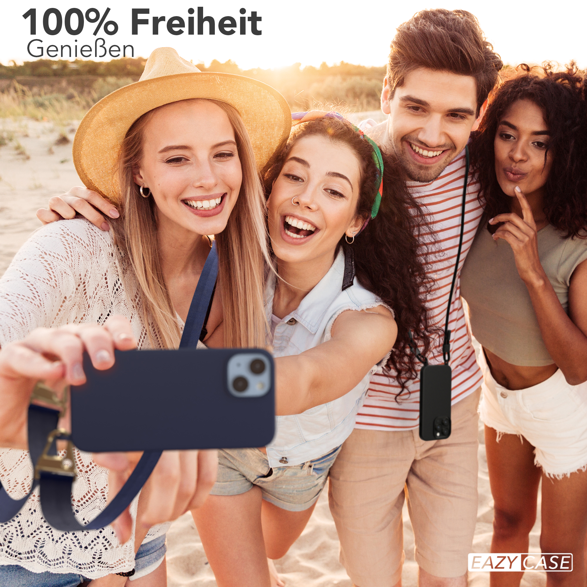 Vier Personen machen ein Selfie am Strand. Einer hält ein Telefon mit blauer Hülle.