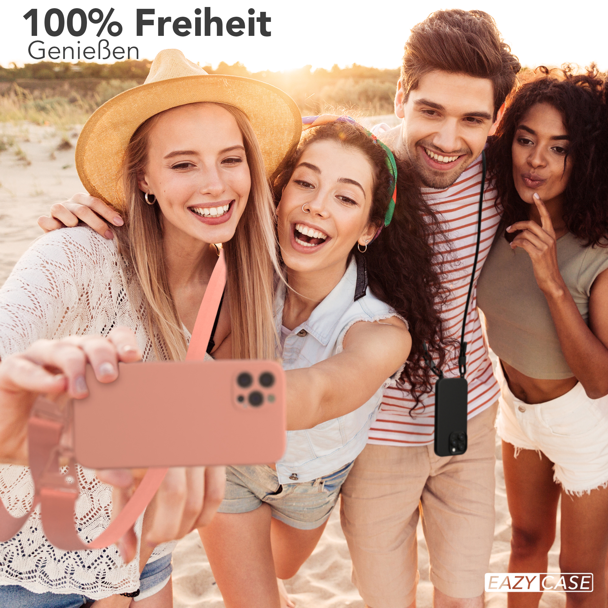 Vier junge Erwachsene machen ein Selfie am Strand, lächelnd.