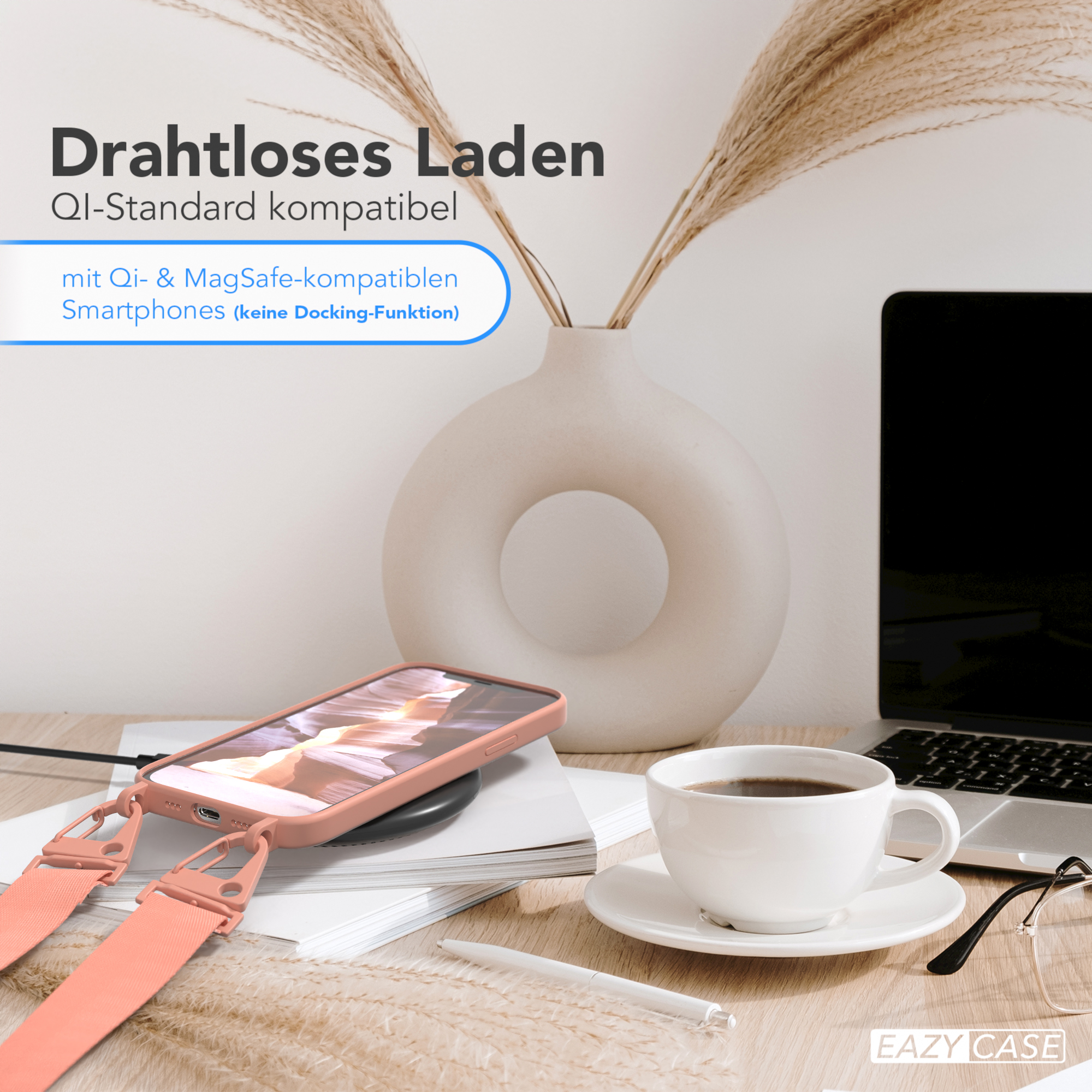 Ein Telefon wird auf einem Ladegerät geladen. Auf dem Tisch stehen Kaffee und Blumen.