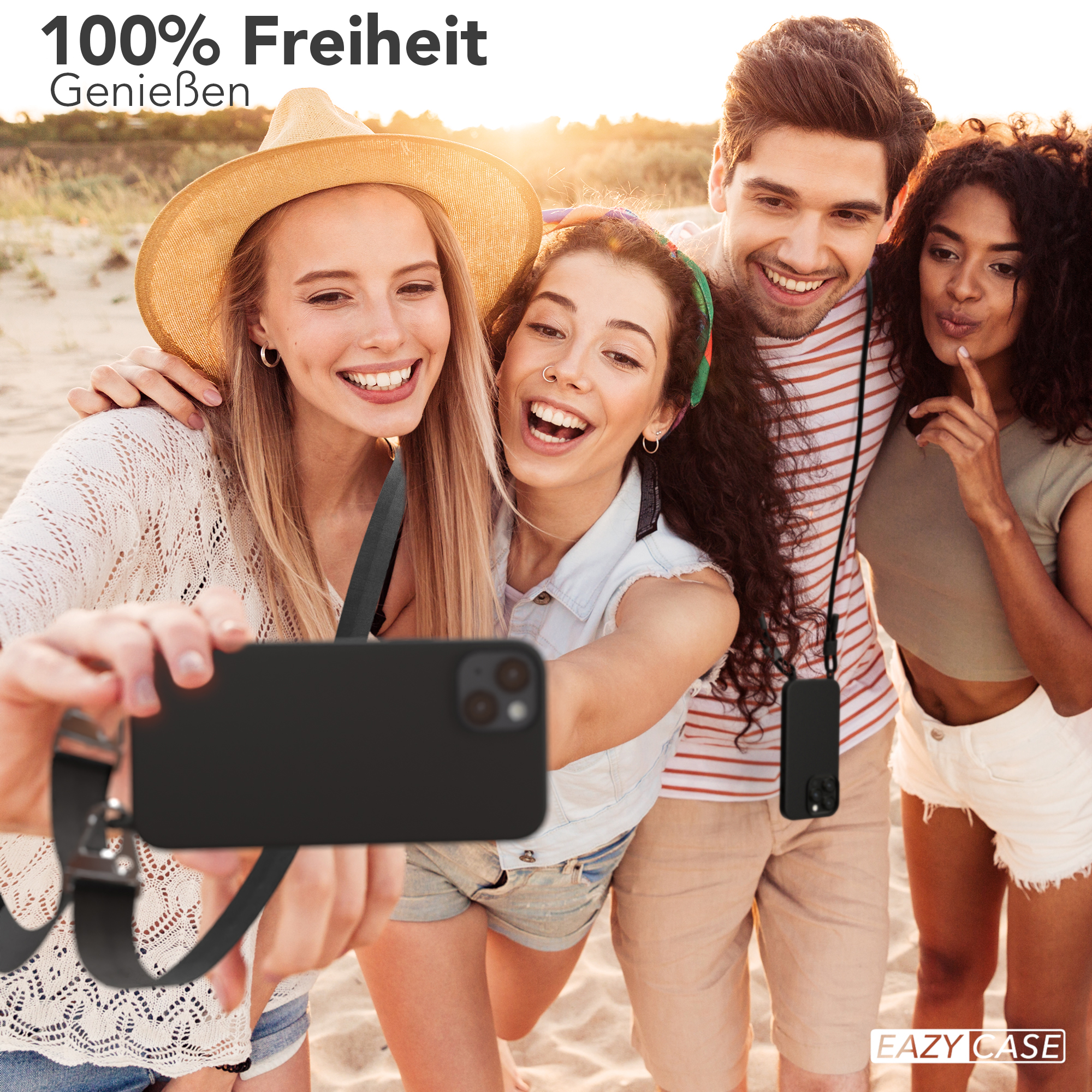 Vier Personen machen ein Selfie am Strand. Sie lächeln und halten ein Telefon.