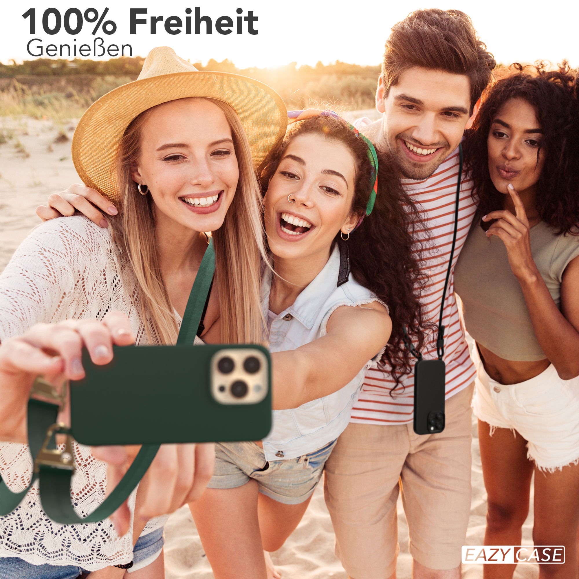 Vier junge Leute machen draußen ein Selfie. Einer hält ein Telefon mit grünem Gurt.