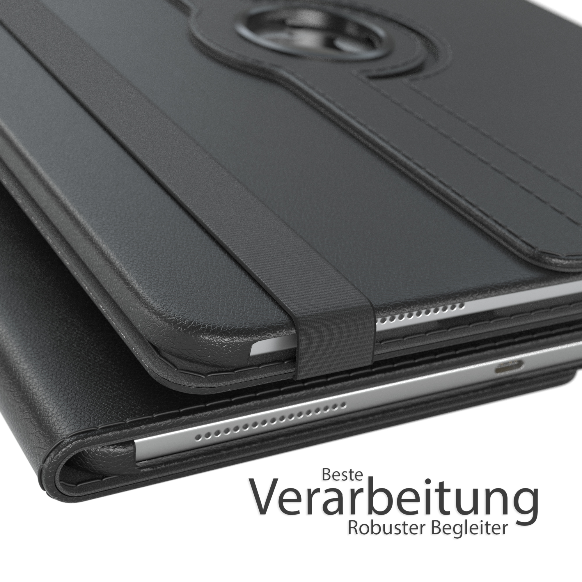 Eine geschlossene schwarze Tablethülle mit einem schwarzen Gummiband. Die Hülle ist auf weißem Hintergrund.
