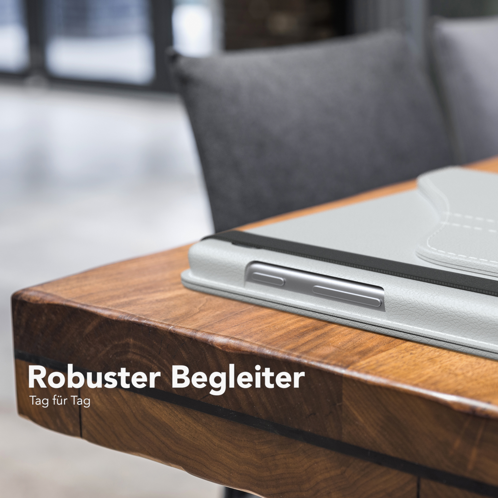 Tablet in hellgrauer Hülle auf einem Holztisch. Text: Robuster Begleiter.