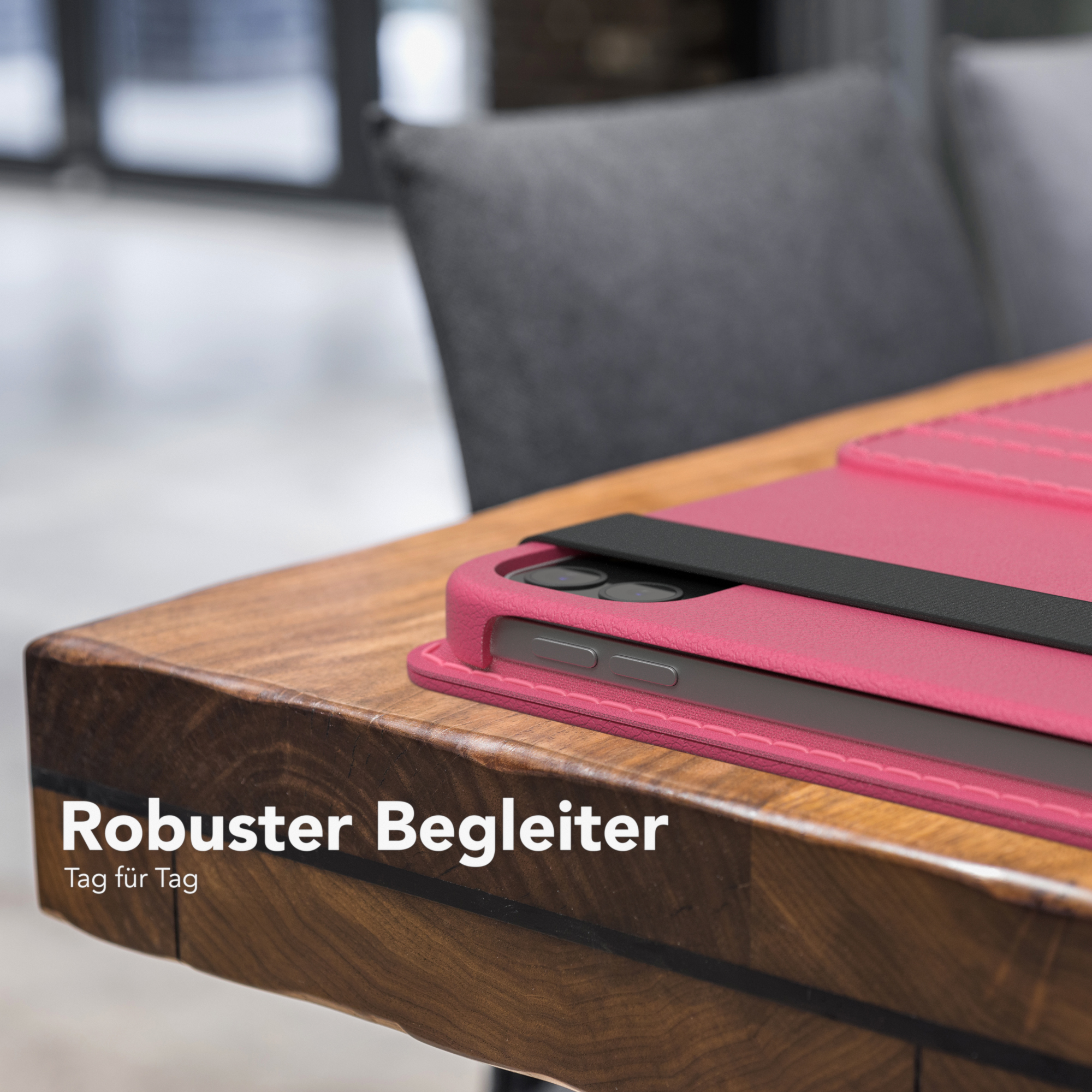 Eine rosa Handyhülle auf einem Holztisch. Ein Telefon befindet sich in der Hülle. Schwarzer Riemen sichtbar.