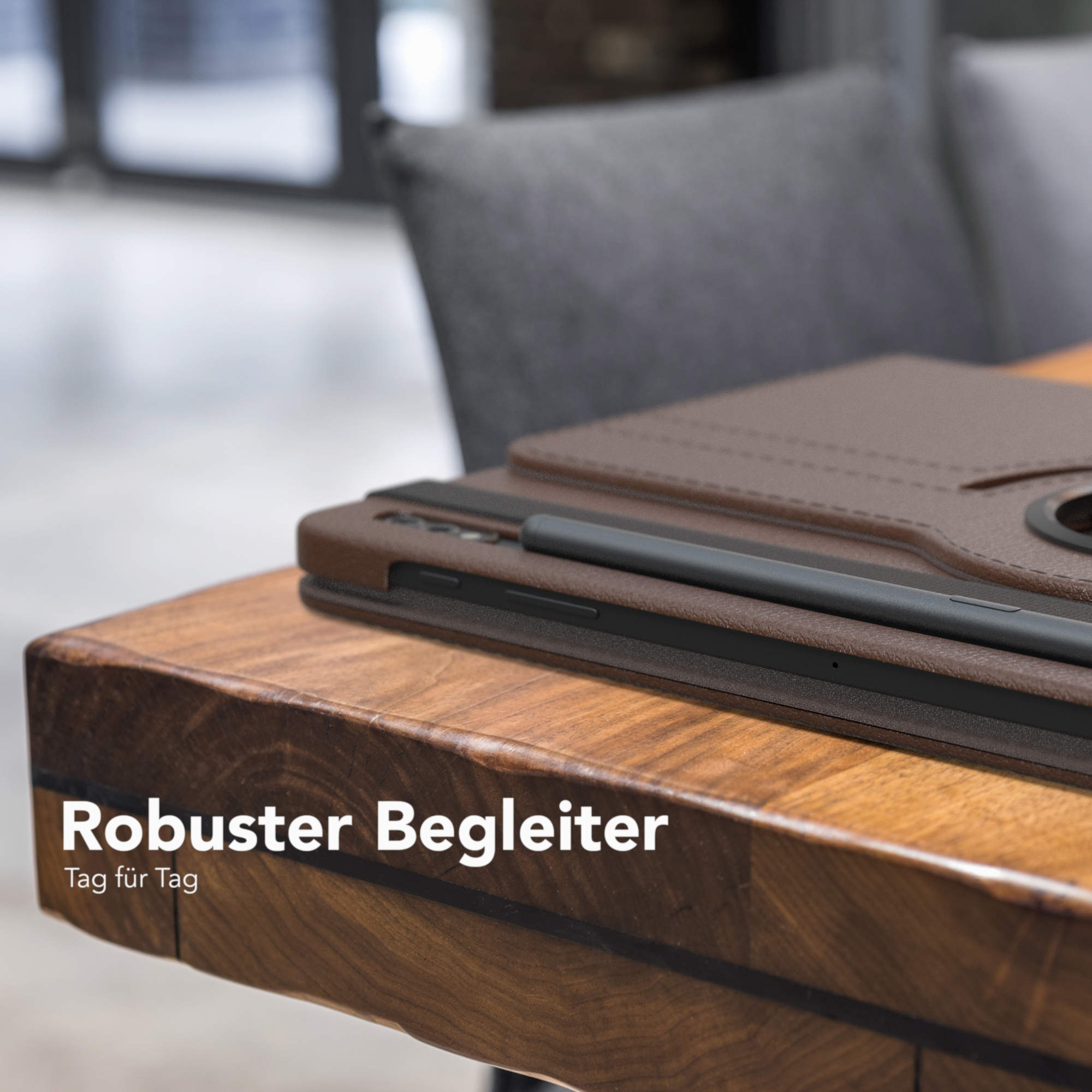 Braune Tablet-Hülle mit Stift auf Holztisch. Text: 'Robuster Begleiter'.