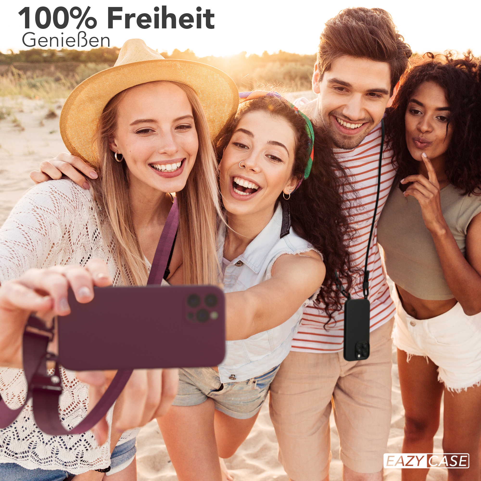 Vier Personen am Strand machen ein Selfie mit einem Telefon. Sie sind glücklich und lächeln.